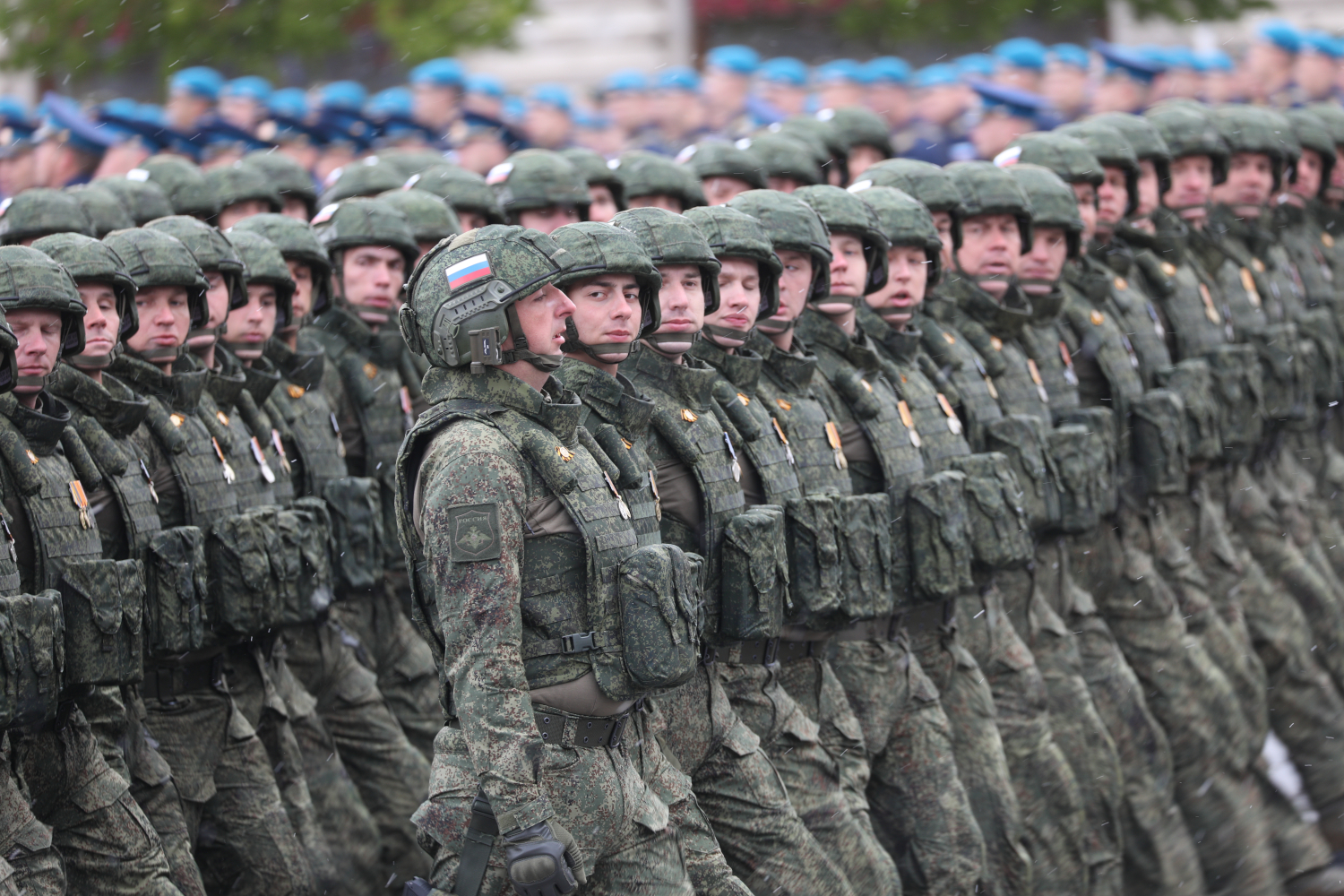 В шествии 2024 г. приняли участие более 9 000 военнослужащих, в том числе свыше 1000 бойцов СВО. Механизированная часть в составе 75 единиц техники была представлена бронированными и защищенными санитарными автомобилями, оперативно-тактическим ракетным комплексом, зенитной ракетной системой, пусковыми установками ракетного комплекса «Ярс» и бронетранспортерами. Торжество закончилось пролетом 15 самолетов.