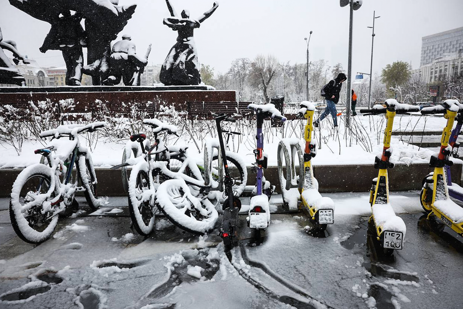 27 апреля 2026 г. Последствия снегопада в Москве.