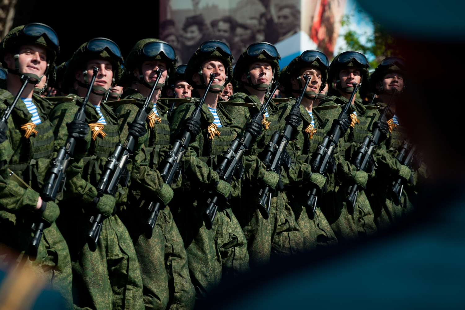 Широкой публике в 2016 г. представили модернизированную модель советского военно-транспортного самолета Ил-76МД 90А и новейшую зенитно-ракетную систему С-400 «Триумф». Всего в торжестве приняли участие 135 единиц боевой техники, в том числе бронемобили «Тигр», танки Т-90 и «Армата», бронетранспортеры БТР-82А, боевые машины пехоты БМП-3, самоходные гаубицы «Мста-С», зенитные комплексы «Бук-М2» и ракетные комплексы «Ярс». Над Кремлем пролетел 71 самолет и вертолет в составе 17 авиагрупп ВКС.Западные СМИ отмечали, что солдаты впервые шли улыбаясь: серьезные и сосредоточенные бойцы превратились в приветливых героев. Главным почетным зарубежным гостем парада стал президент Казахстана Нурсултан Назарбаев. Также шествие посетили американский спортсмен Джефф Монсон и французская чета Жан-Клод и Мишлин Маге, которые передали семье погибшего в Сирии офицера Александра Прохоренко свои фамильные реликвии. По данным Mediascope, трансляцию посмотрели почти 13 млн россиян.