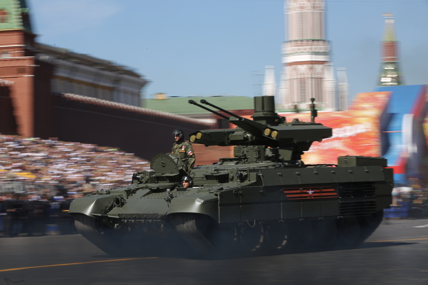 9 мая 2018 г. на парад вышли более 13 000 человек в составе 33 расчетов, в том числе курсанты вузов Минобороны, подразделения МЧС, Росгвардии и ФСБ. Впервые по Красной площади маршировали воспитанники Нахимовского военно-морского и Севастопольского президентского кадетского училищ. Зрители увидели 150 образцов техники, включая новейшие – боевую машину поддержки танков «Терминатор», робот «Уран», беспилотники «Катран» и «Корсар». В завершении над Москвой пролетели 75 самолетов и вертолетов, среди которых было два российских истребителя пятого поколения Су-57, истребители МиГ-29СМТ и авиационные комплексы «Кинжал» (МиГ-31К с гиперзвуковыми ракетами).&nbsp;