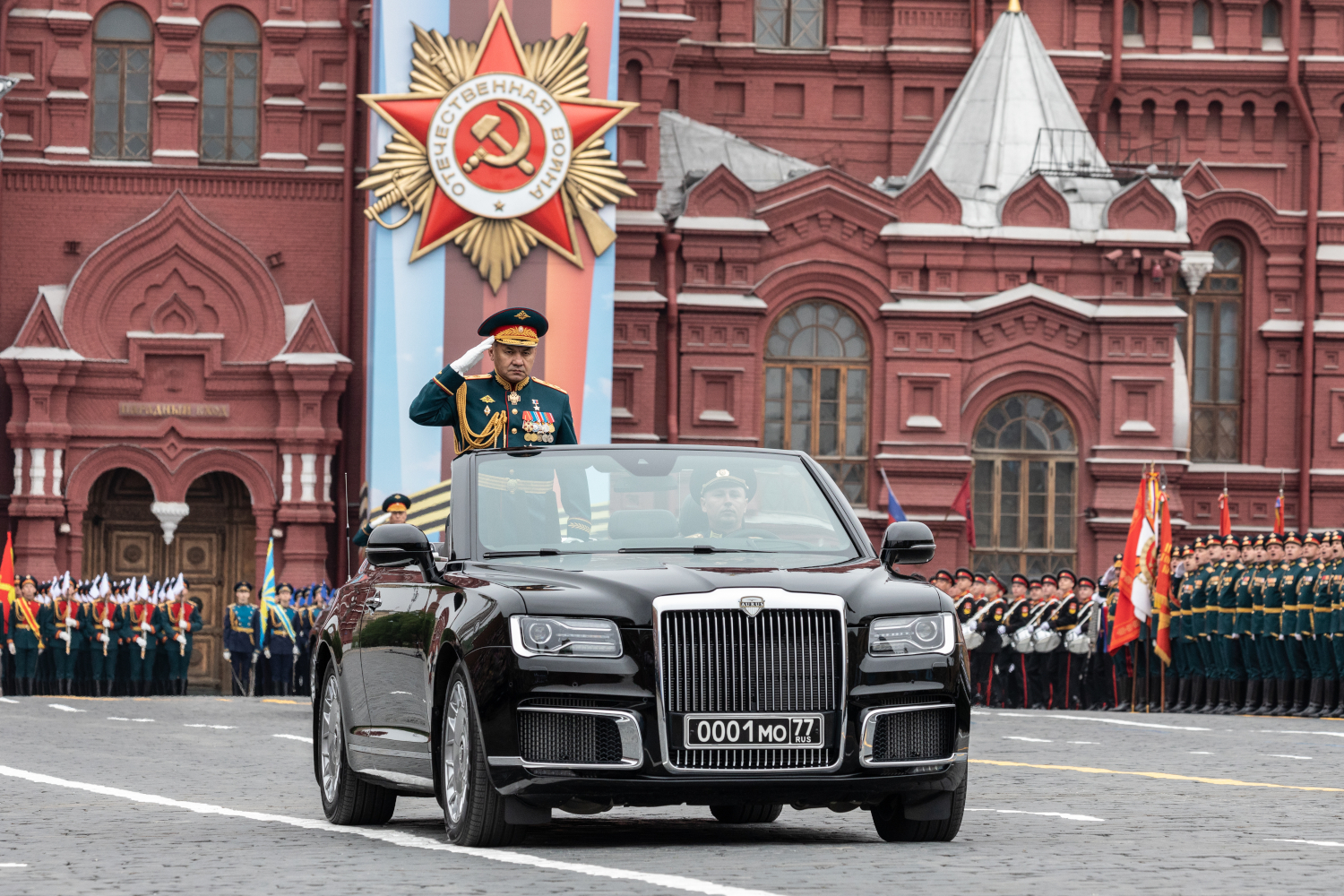 9 мая 2019 г. министр обороны Сергей Шойгу и главнокомандующий сухопутными войсками Олег Салюков впервые объезжали парадный строй на российских кабриолетах Aurus. Почетным гостем стал бывший президент Казахстана Нурсултан Назарбаев. За трансляцией, по данным Mediascope, следили более 12 млн зрителей.&nbsp;