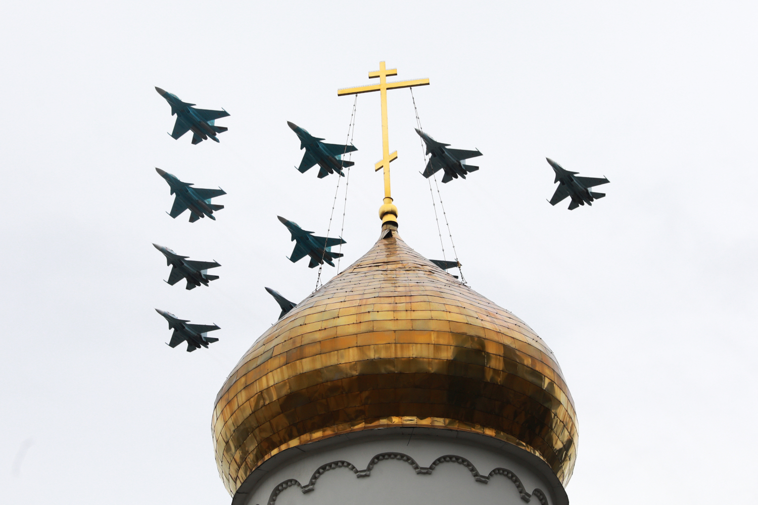 9 мая 2020 г. из-за пандемии коронавируса состоялась только воздушная часть торжества, в которой приняли участие 75 самолетов и вертолетов. Сам же парад был перенесен на 24 июня – дату первого исторического шествия на Красной площади. В нем участвовали более 14 000 человек в составе более 40 парадных расчетов. Вместе с российскими военнослужащими были задействованы иностранные солдаты. На Красную площадь выехало более 200 единиц техники.
