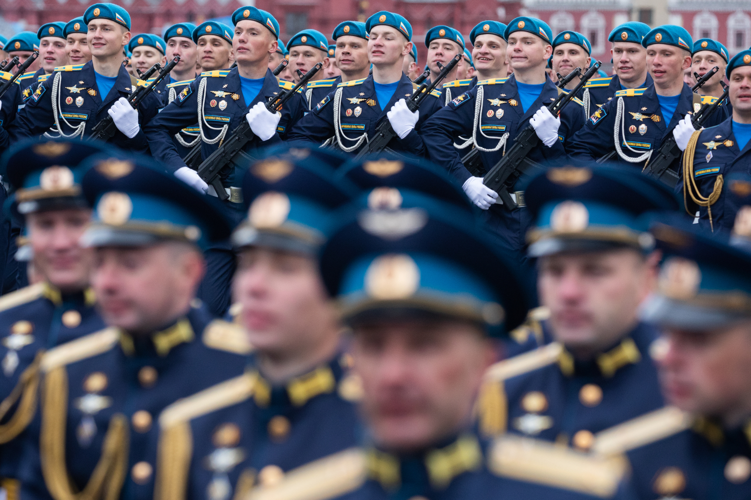 В шествии участвовали более 12 000 военнослужащих в составе 37 парадных расчетов. Присутствовали учащиеся Военного университета, Военной академии связи, филиала Военной академии материально-технического обеспечения, Военно-космической академии и Военной академии воздушно-космической обороны. В составе механизированной колонны прошли свыше 190 единиц техники, включая танки Т-90М «Прорыв» и Т-14 «Армата», боевые машины пехоты «Курганец», артиллерийские комплексы «Коалиция-СВ». Воздушную часть представили 76 самолетов и вертолетов, в том числе МиГ-29 и Су-30СМ пилотажных групп «Стрижи» и «Русские витязи».&nbsp;