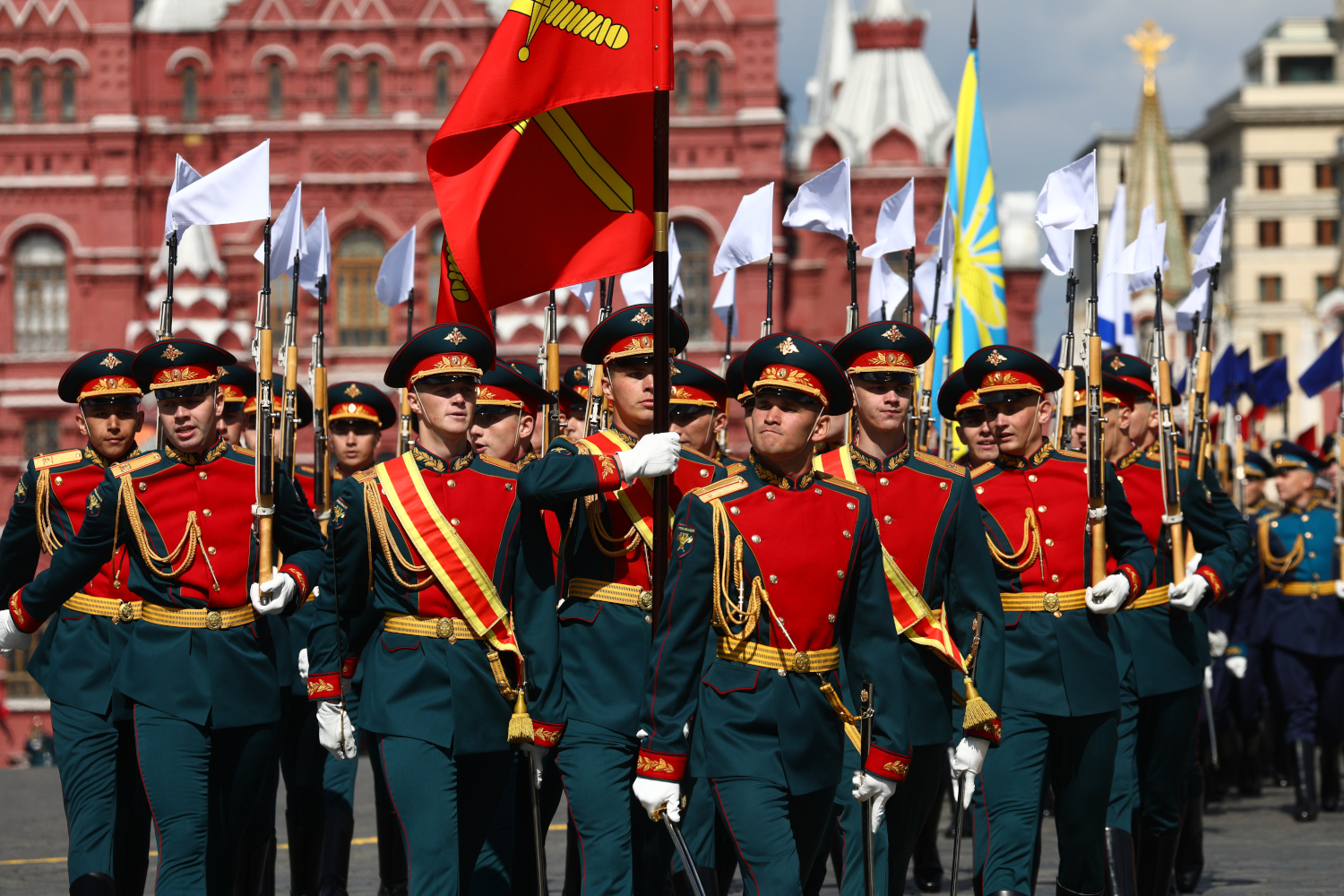 9 мая 2023 г. в параде приняло участие минимальное с 2008 г. количество военных. При этом среди 8 000 марширующих впервые были бойцы спецоперации – 530 человек. Прохождение военной техники заняло 5 минут – в два раза меньше, чем в 2022-м. За торжеством наблюдали лидеры Белоруссии, Киргизии, Казахстана, Таджикистана, Узбекистана, Армении и Туркмении.