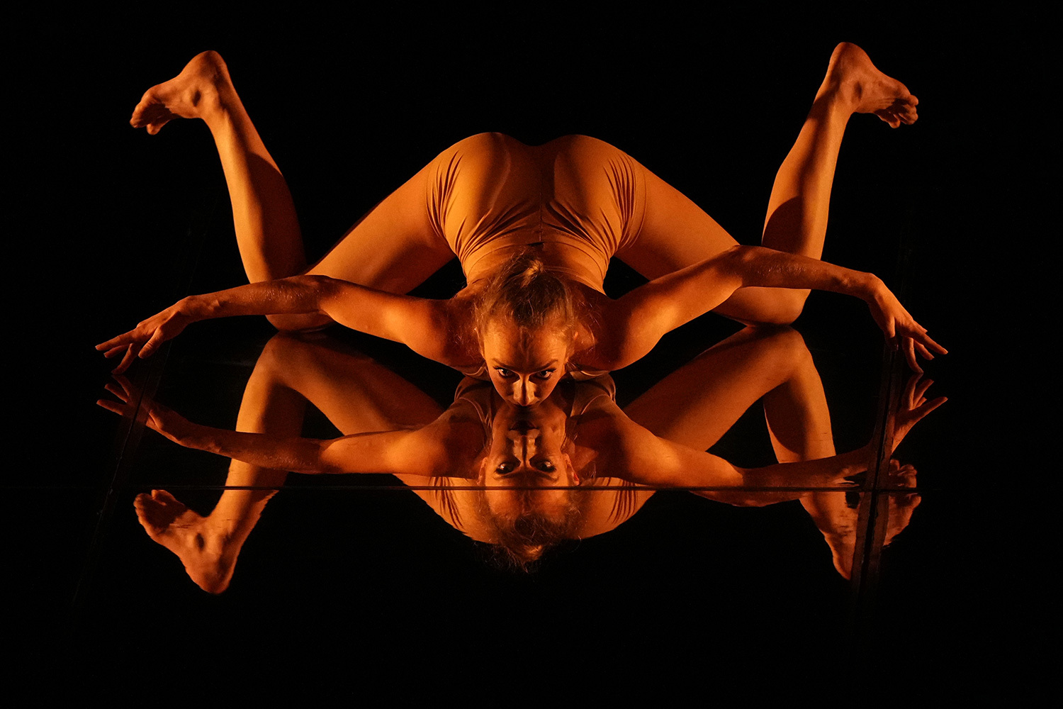 28 апреля 2026 г. Участница танцевальной труппы MOMIX, основанной Мозесом Пендлтоном в 1980 г., исполняет номер из «Ботаники – сезон 2» во время премьеры в Риме.