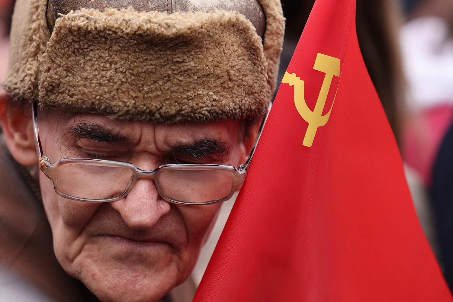 В Советской России 1 мая впервые на государственном уровне отметили в 1918 г. как «День Интернационала». С 1972 г. он стал называться «День международной солидарности трудящихся&nbsp;— Первое Мая», а в 1992 г. был переименован в «Праздник весны и труда».На фото: первомайская демонстрация в Москве.