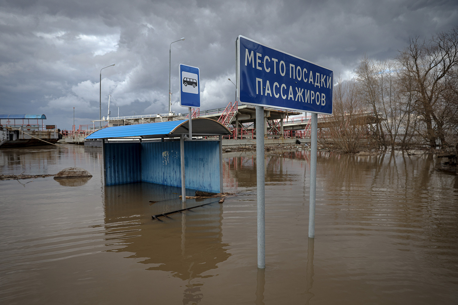 5 апреля 2026 г. Затопленная из-за паводков автобусная остановка в Московской области.