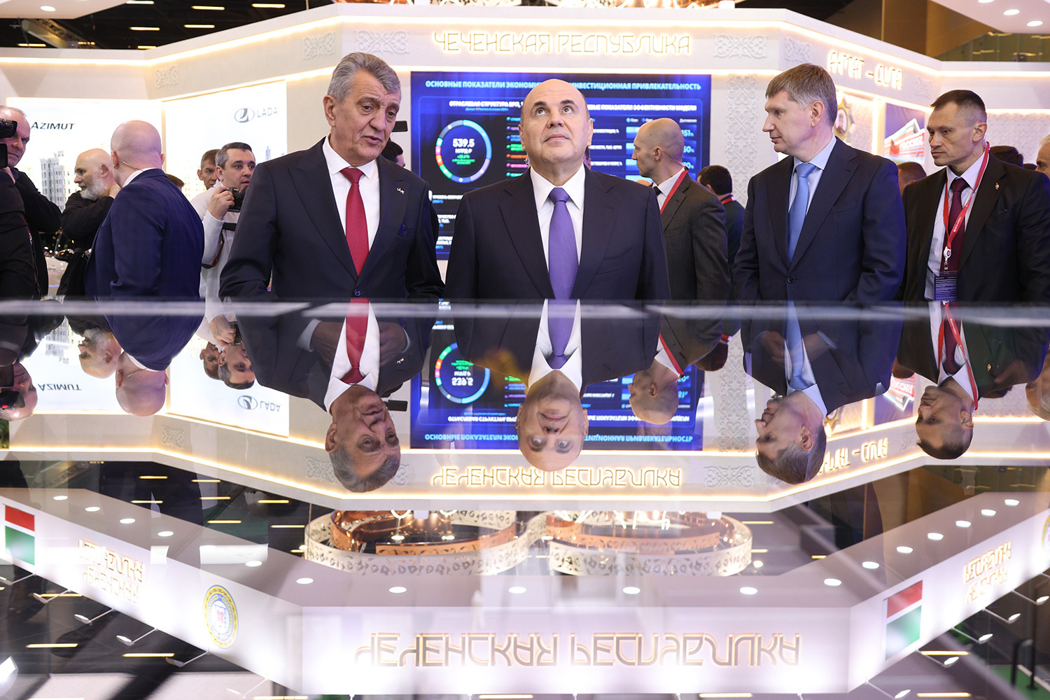 30 апреля 2026 г. Глава Северной Осетии Сергей Меняйло, председатель правительства России Михаил Мишустин и министр экономического развития Максим Решетников на Кавказском инвестиционном форуме.