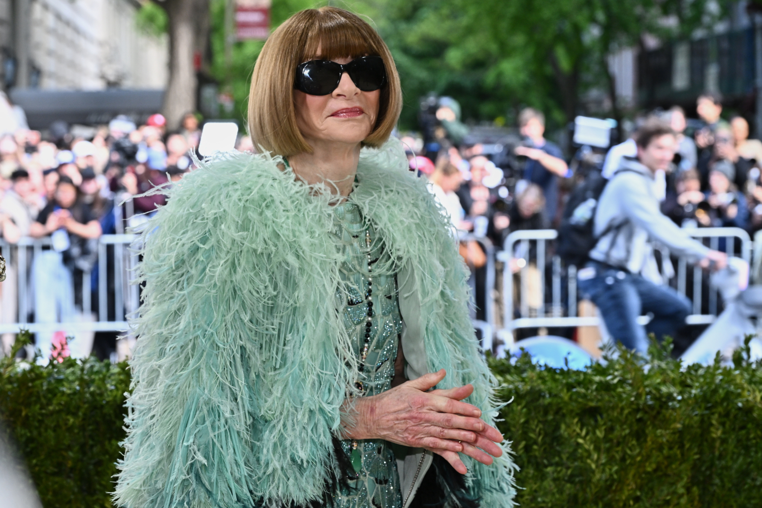 В ночь на 5 мая в Нью-Йорке состоялся благотворительный бал Met Gala, приуроченный к открытию ежегодной выставки Института костюма музея Метрополитен. В 2026 г. тема экспозиции звучит как «Искусство костюма», а красной дорожки – «Мода как искусство». Большинство приглашенных вдохновлялись классическими статуями, известными картинами и архивными нарядами крупнейших модных домов. Самые яркие образы Met Gala – в галерее «Ведомостей».На фото: куратор Met Gala Анна Винтур в платье от Chanel.