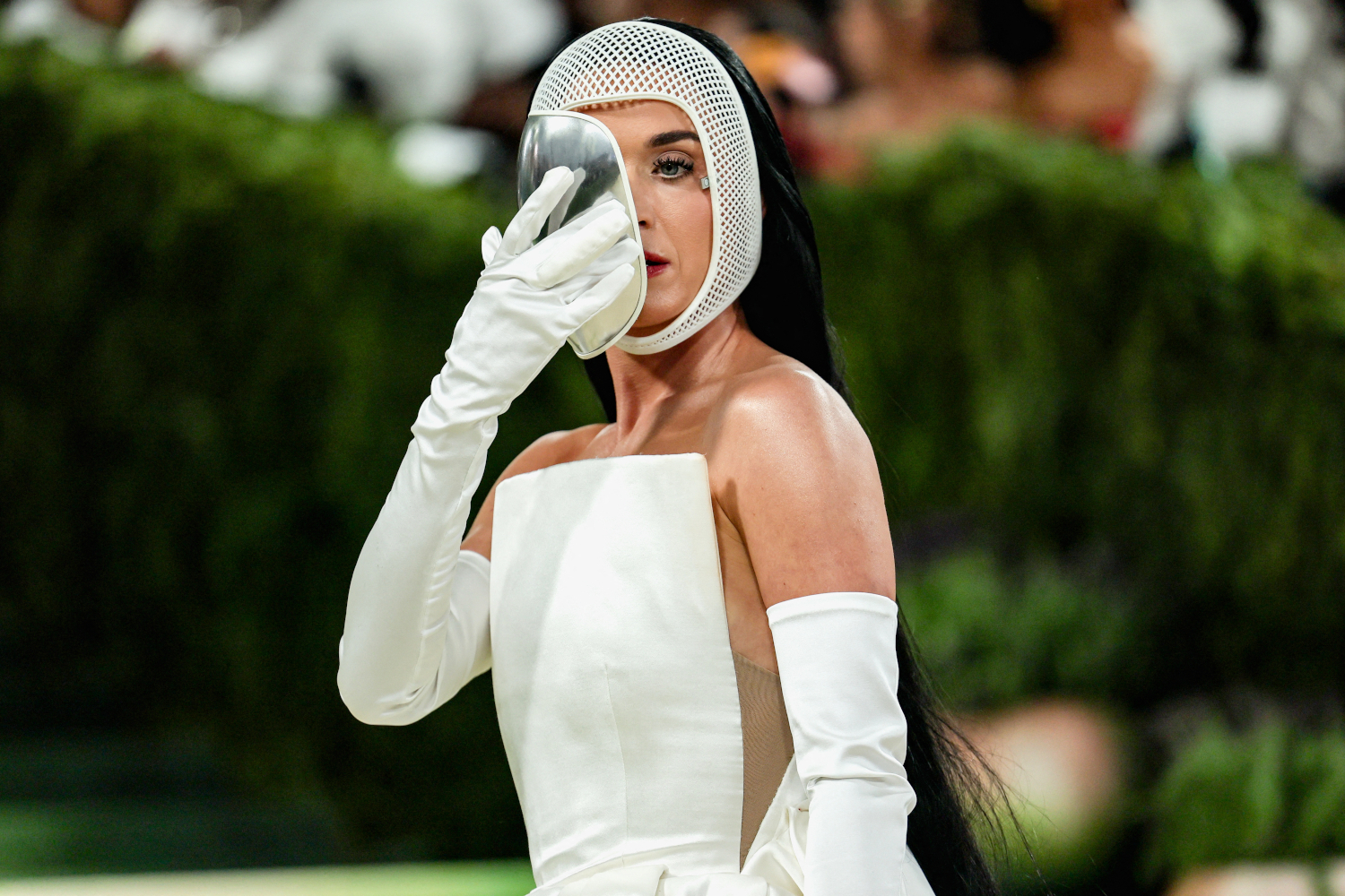Певица Кэти Перри появилась в сдержанном платье от Stella McCartney, которое стилизовали замысловатой маской.