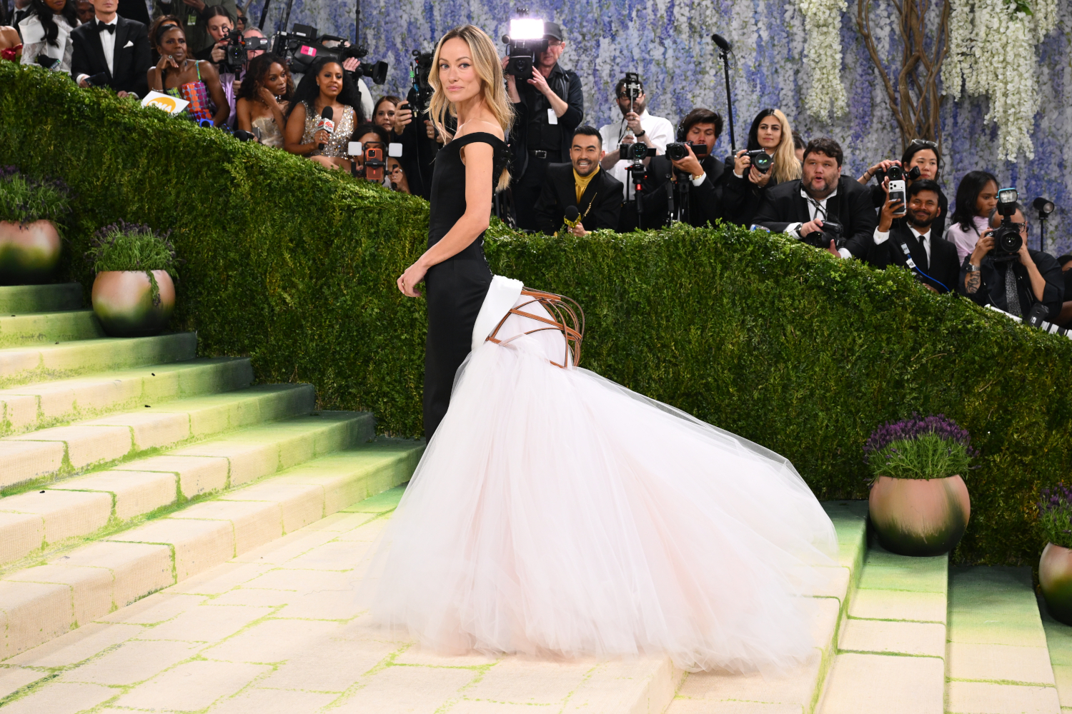Киноактриса Оливия Уайлд появилась на красной дорожке в наряде Thom Browne, который запомнился историческим турнюром. Он считался модным во времена Анны Карениной, но светские львицы того времени не показывали сложные конструкции и скрывали их под платьем.