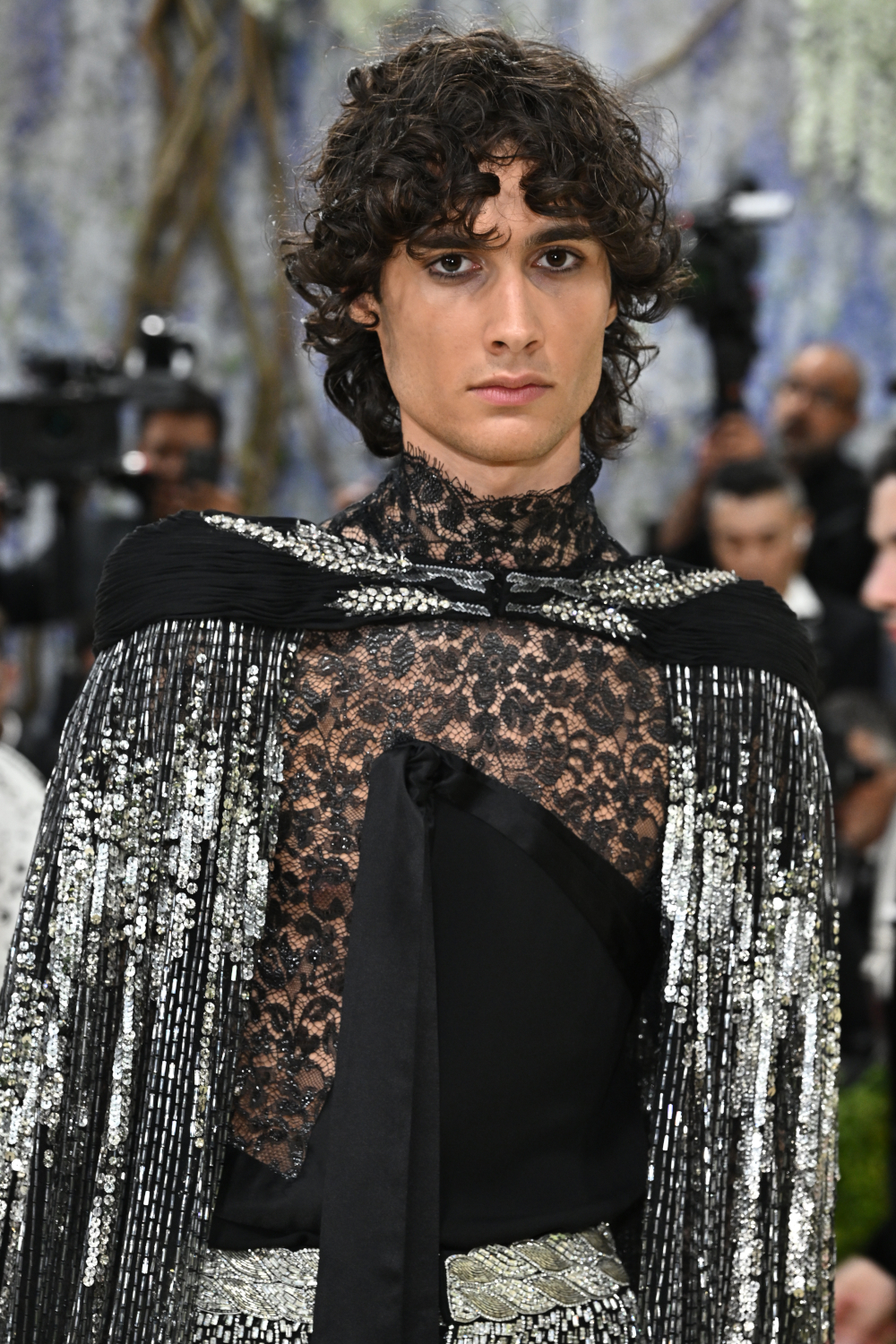 Певец Sombr в Valentino.