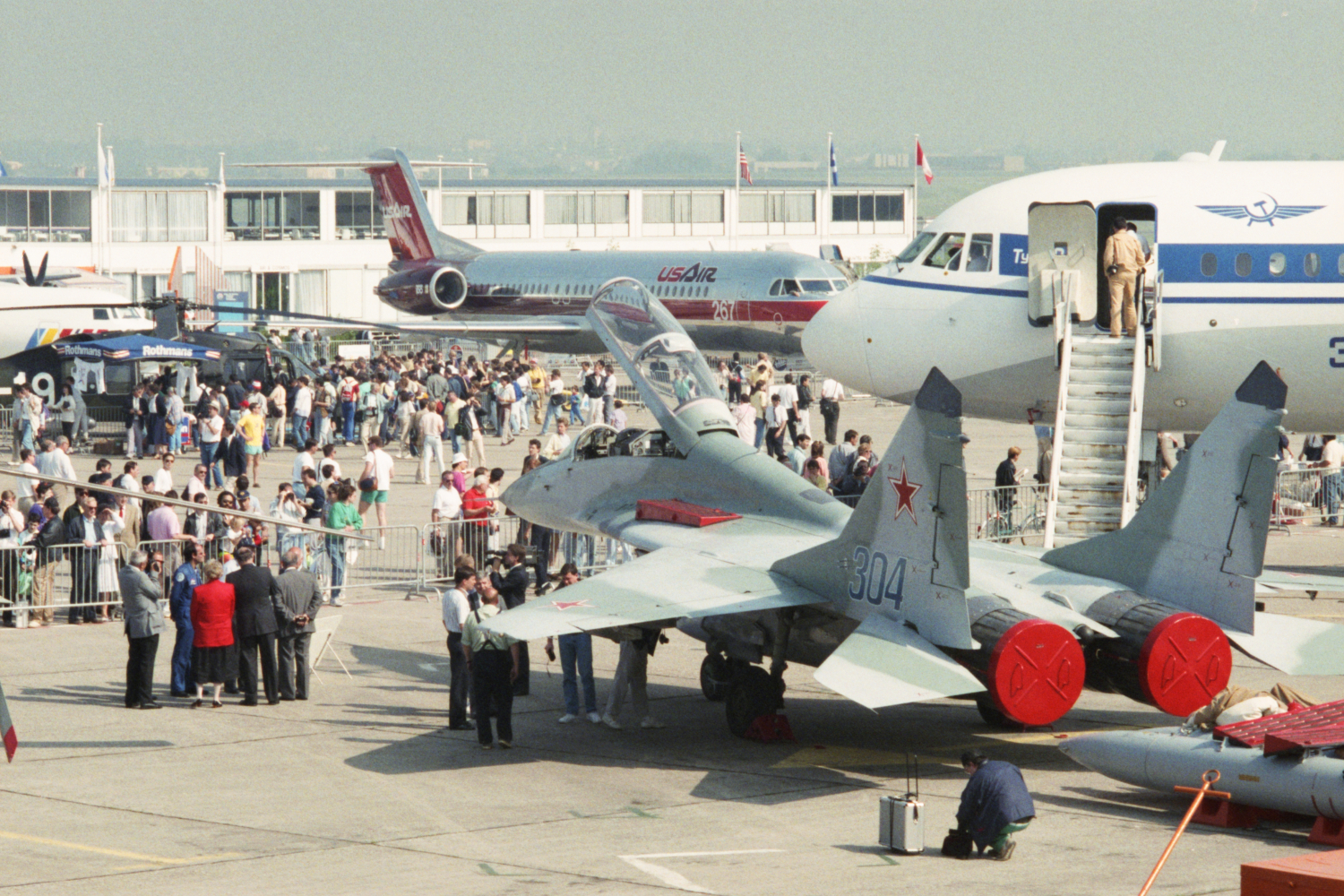 В 1983 г. полк первым приступил к освоению истребителя четвертого поколения МиГ-29. Спустя три года летчики показали новинку советского авиапрома на финской авиабазе Риссала, в 1988 г. – на выставке в британском Фарнборо, а еще через год – на знаменитом французском авиасалоне в Ле-Бурже (на фото). К 1990 г. асы уже умели держать строй из шести машин с дистанцией около 3 м.