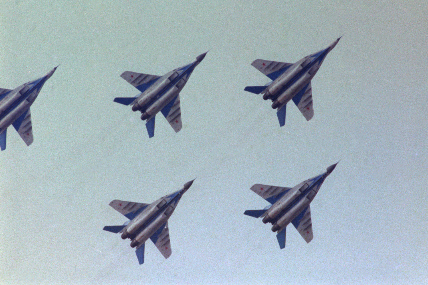 6 мая 1991 г. «Стрижи» впервые выступили в новом для себя статусе. В честь образования пилотажной группы медали асам лично вручил легендарный советский летчик Иван Кожедуб. Уже через несколько дней группа отправилась в Швецию, где показала свое мастерство на авиабазе Уппсала.