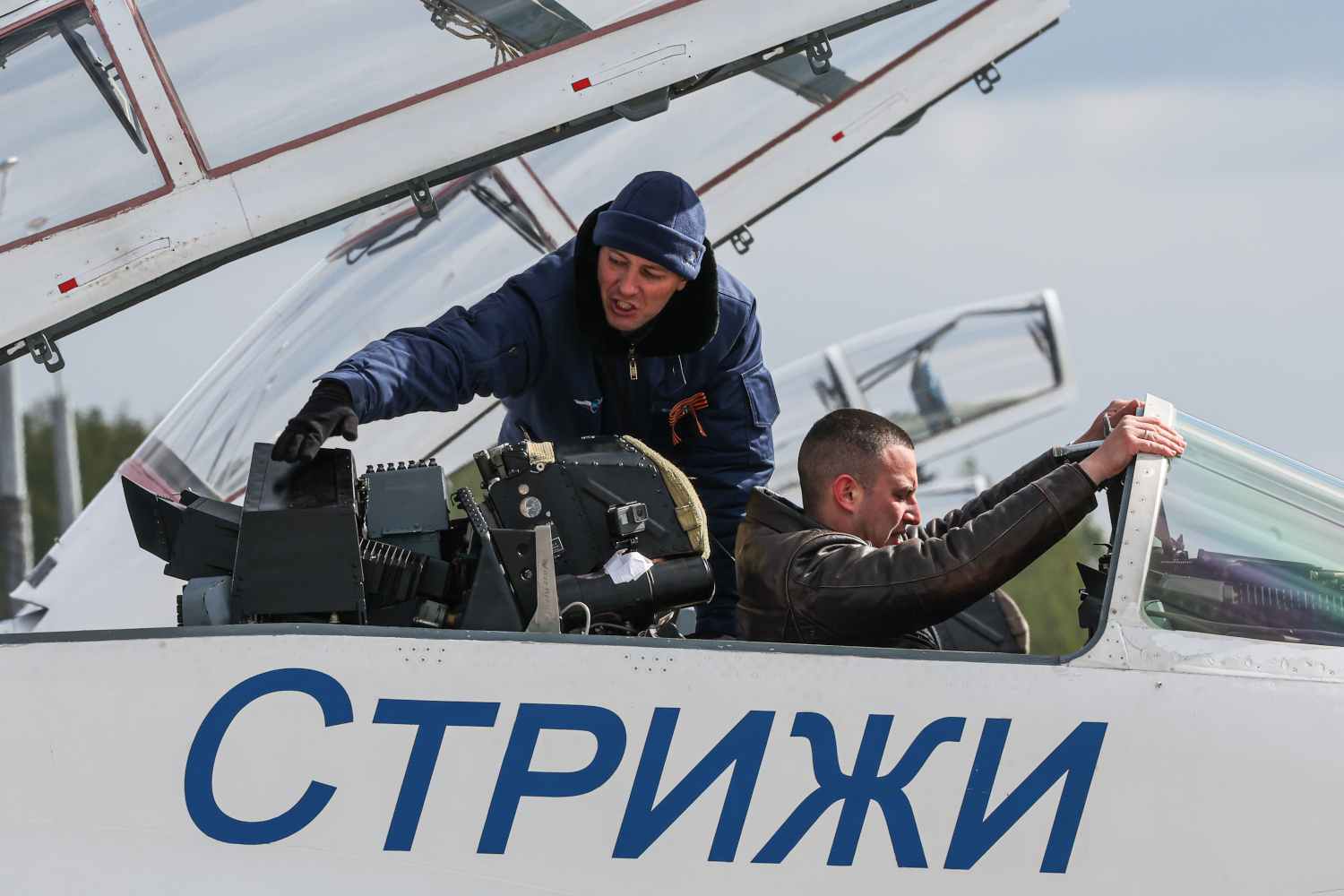 В 2003 г. «Стрижи» получили новую ливрею: истребители перекрасили в красно-белую форму с ярко-синим силуэтом стрижа и надписью «МиГ» на киле. Тогда же группа стала активно выступать вместе с «Русскими витязями». В 2005 г. они пролетели над Красной площадью в честь 60-летия Победы в Великой Отечественной войне, после чего их совместное участие в воздушных парадах 9 Мая стало традицией. В 2021 г. «Стрижи» и «Русские витязи» вместе отметили 30-летие со дня основания.