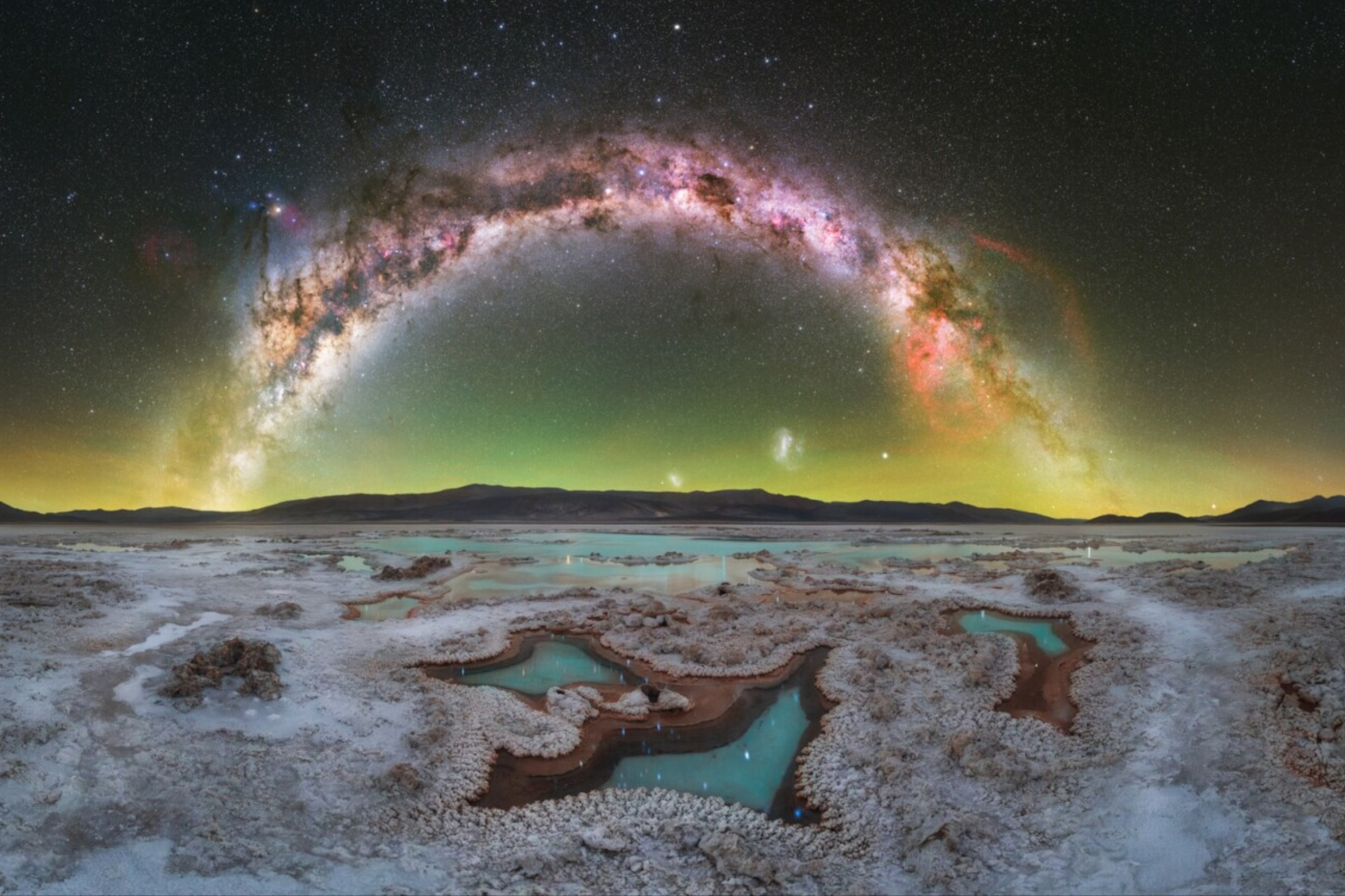 Capture the Atlas подвел итоги конкурса астрофотографий Milky Way Photographer of the Year: на участие было подано свыше 6 500 заявок, что стало абсолютным рекордом за все время существования проекта. В итоговую подборку вошли снимки Млечного Пути, сделанные в 12 странах мира, – от Новой Зеландии и Аргентины до США и Ботсваны. На кадрах запечатлены астрономические и природные явления: метеорные потоки Персеиды и Геминиды, гигантский болид над побережьем Флориды и вид галактики над морем облаков на острове Ла‑Пальма.На фото: «Моя идеальная ночь», Даниэль Винье Гарсия.Место съемки: Катарамарка, Аргентина.