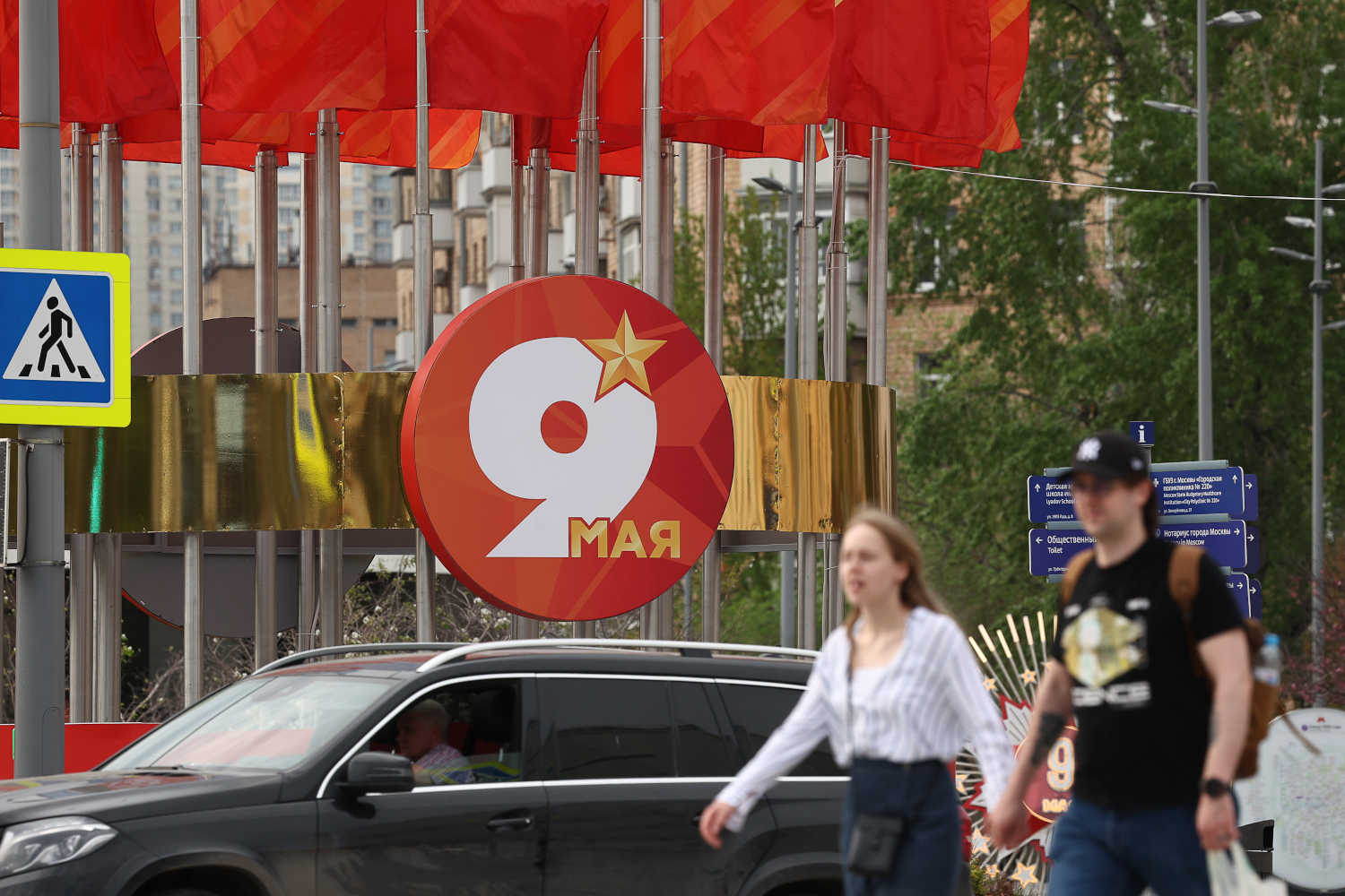 Основной цветовой гаммой оформления выступил красный – оттенок Знамени Победы. В некоторых композициях в дополнение к нему использовался голубой цвет, символизирующий мирное небо над головой.