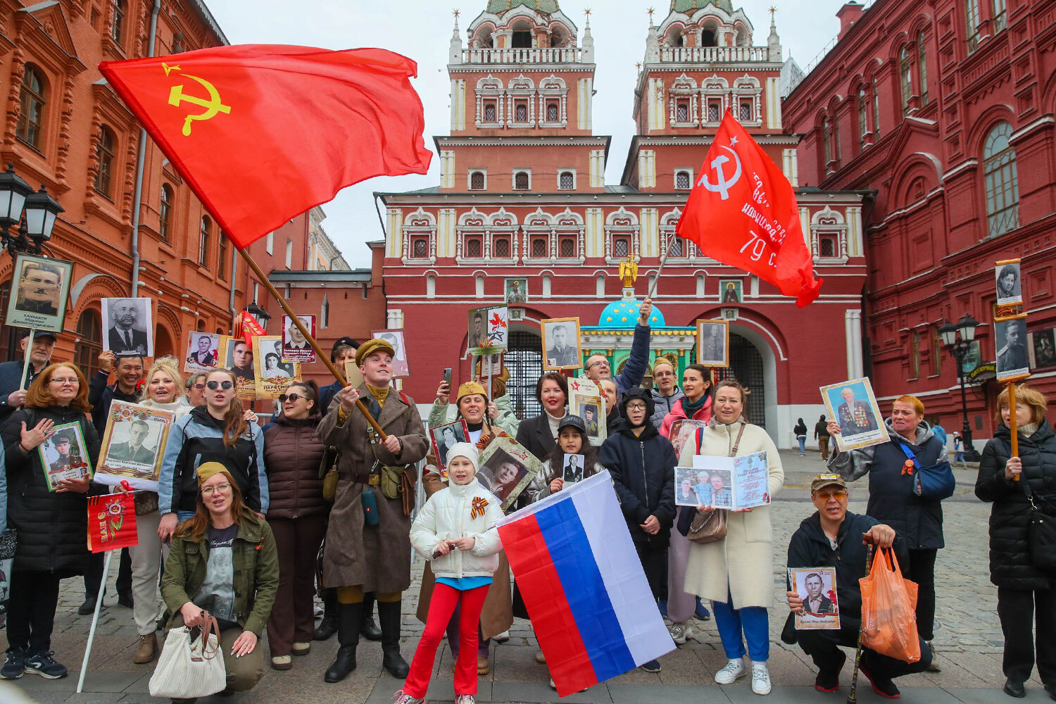 Жители столицы с фотографиями участников Великой Отечественной войны.