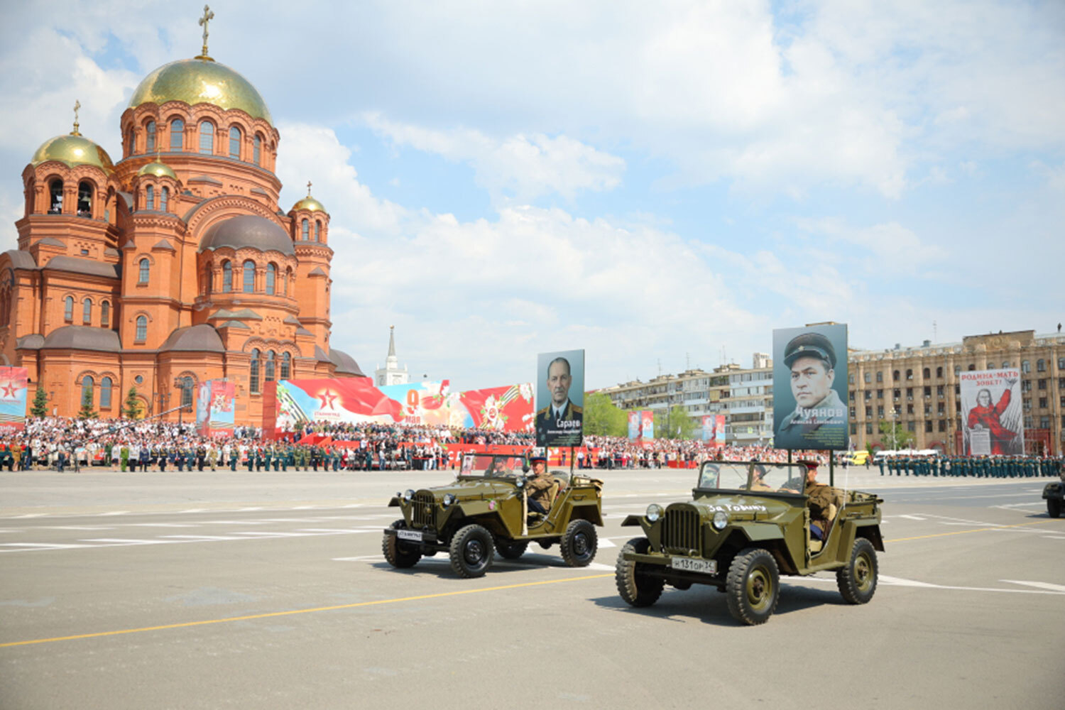 Несмотря на повышенные меры безопасности, 9 мая в разных городах России прошли военные парады, шествия «Бессмертного полка», возложения цветов и другие мероприятия, приуроченные к 81-й годовщине Победы в Великой Отечественной войны. Как страна отметила свой главный праздник – в галерее «Ведомостей».На фото: парад в Волгограде.