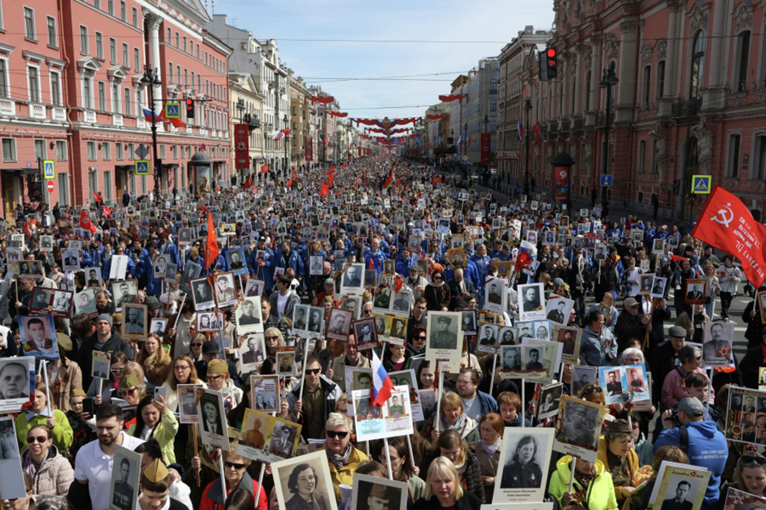 Участники акции «Бессмертный полк» в Санкт-Петербурге.