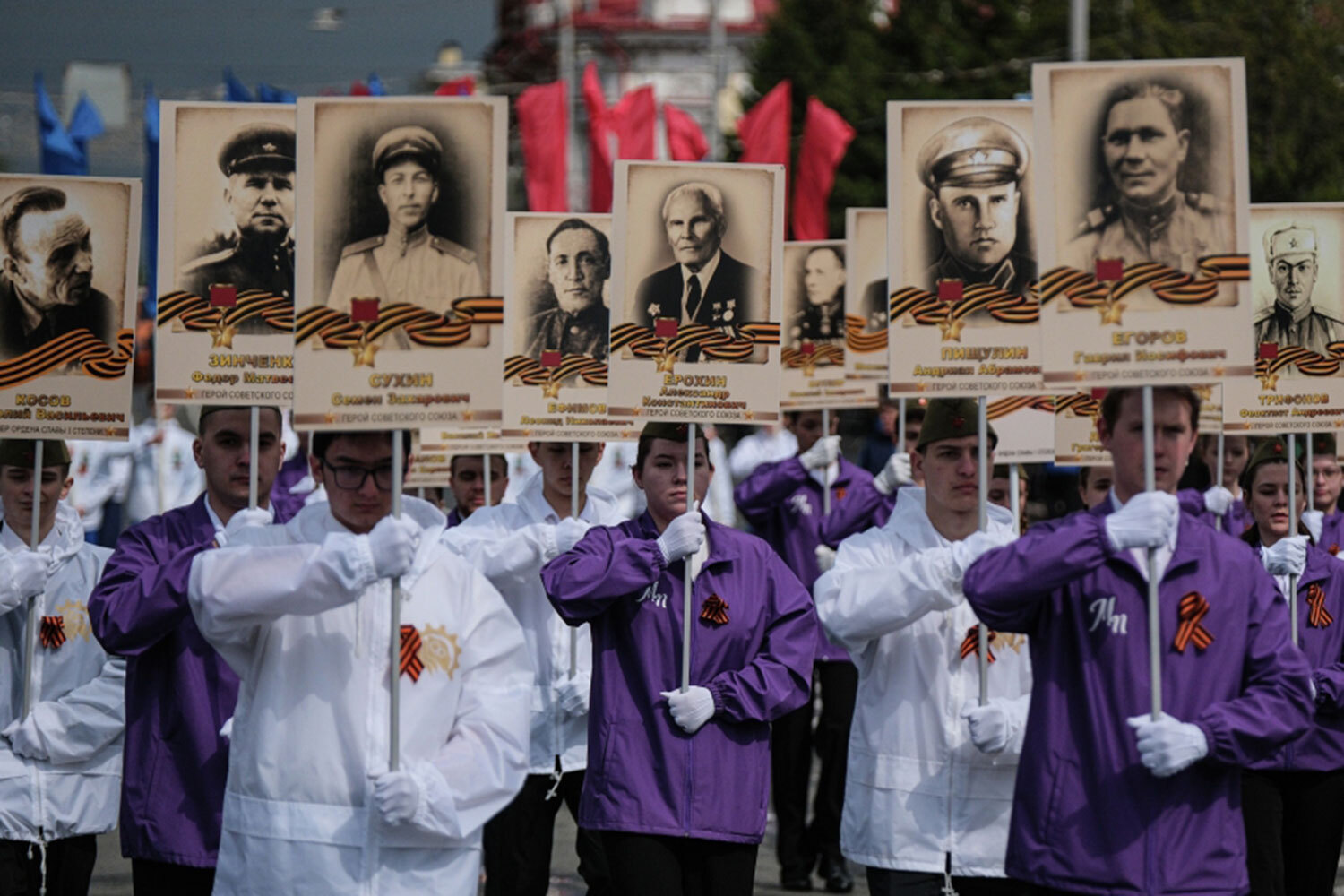 Участники акции «Бессмертный полк» в Томске.