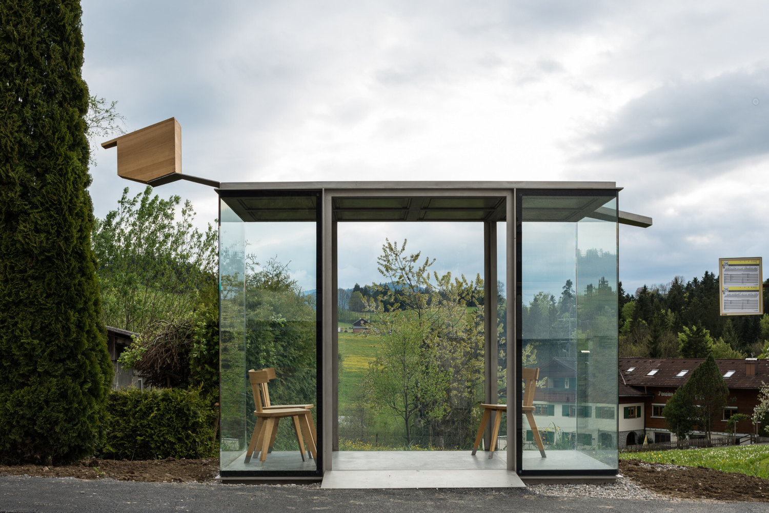 В 2014 г. в Австрии был реализован необычный проект-конкурс «Bus Stop Krumbach», в ходе которого талантливым архитекторам предложили возвести автобусные остановки рядом с Альпами и Брегенцским лесом. Чилиец и здесь учел местные традиции и создал стеклянный павильон со старинными стульями и кессонным потолком – именно такой венчает дома фермеров в горном регионе.