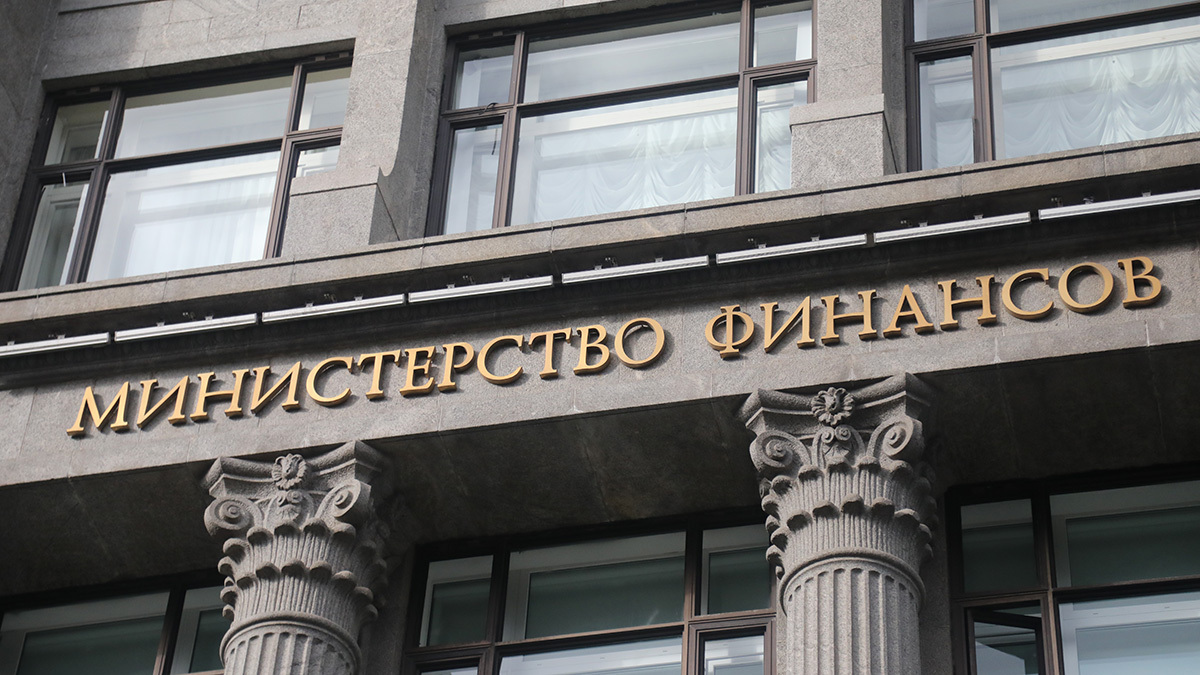 К дефициту бюджета привели низкие темпы роста экономики, крепкий курс рубля и низкие цены на энергоносители в предыдущем году