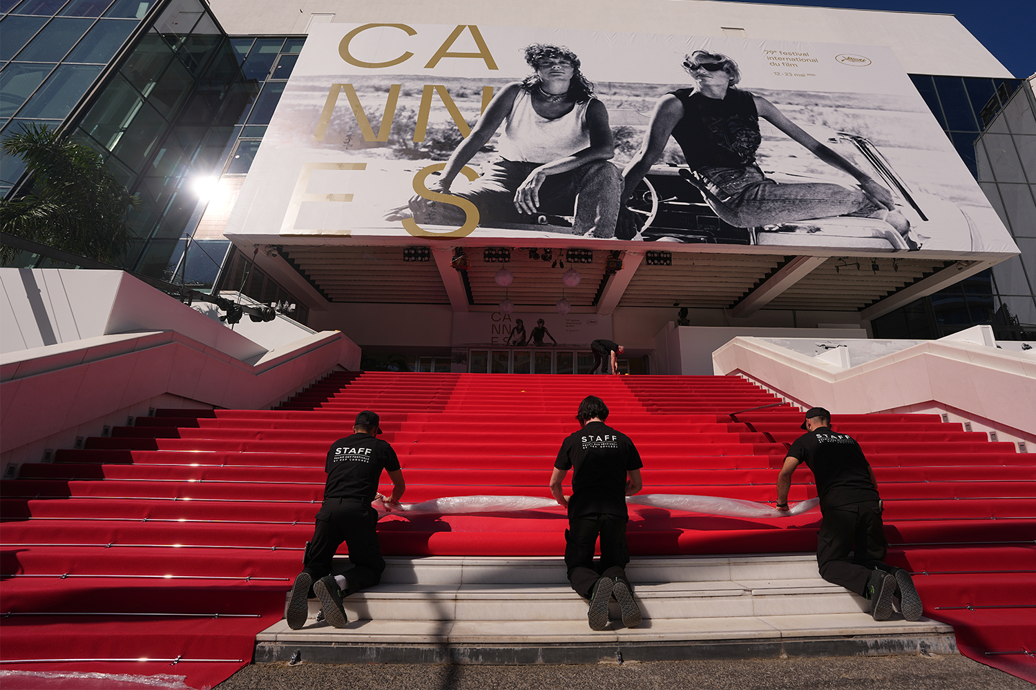 Во Франции стартовал 79-й Каннский кинофестиваль. Первым номером в основной программе на Лазурном берегу заявлена драма «Минотавр» Андрея Звягинцева. Всего за главный приз – «Золотую пальмовую ветвь» – поборются 22 картины, еще 13 будут представлены вне конкурса. В отличие от предыдущих лет, голливудские студии не представят на Круазет ни одного блокбастера. На красной дорожке киносмотра появились супермодель Хайди Клум, актриса Джейн Фонда и другие звезды. Кто посетил церемонию открытия – в галерее «Ведомостей».
