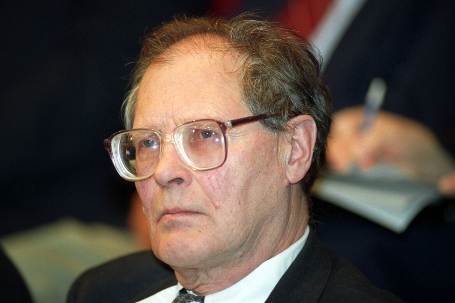 Первого омбудсмена Госдума назначила в январе 1994 г. – сразу после формирования нового российского парламента. Им стал известный советский диссидент и член фракции «Выбор России» Сергей Ковалев. К тому моменту он уже возглавлял Комиссию по правам человека при президенте РФ (ныне – Совет при президенте по развитию гражданского общества и правам человека, СПЧ). На новом для себя посту Ковалев активно выступал против начала первой чеченской кампании и накануне штурма Грозного вел переговоры с сепаратистами. Считается, что Ковалев призывал российских танкистов сдаваться в плен, за что его уже в марте 1995 г. отстранили от должности.&nbsp;&nbsp;