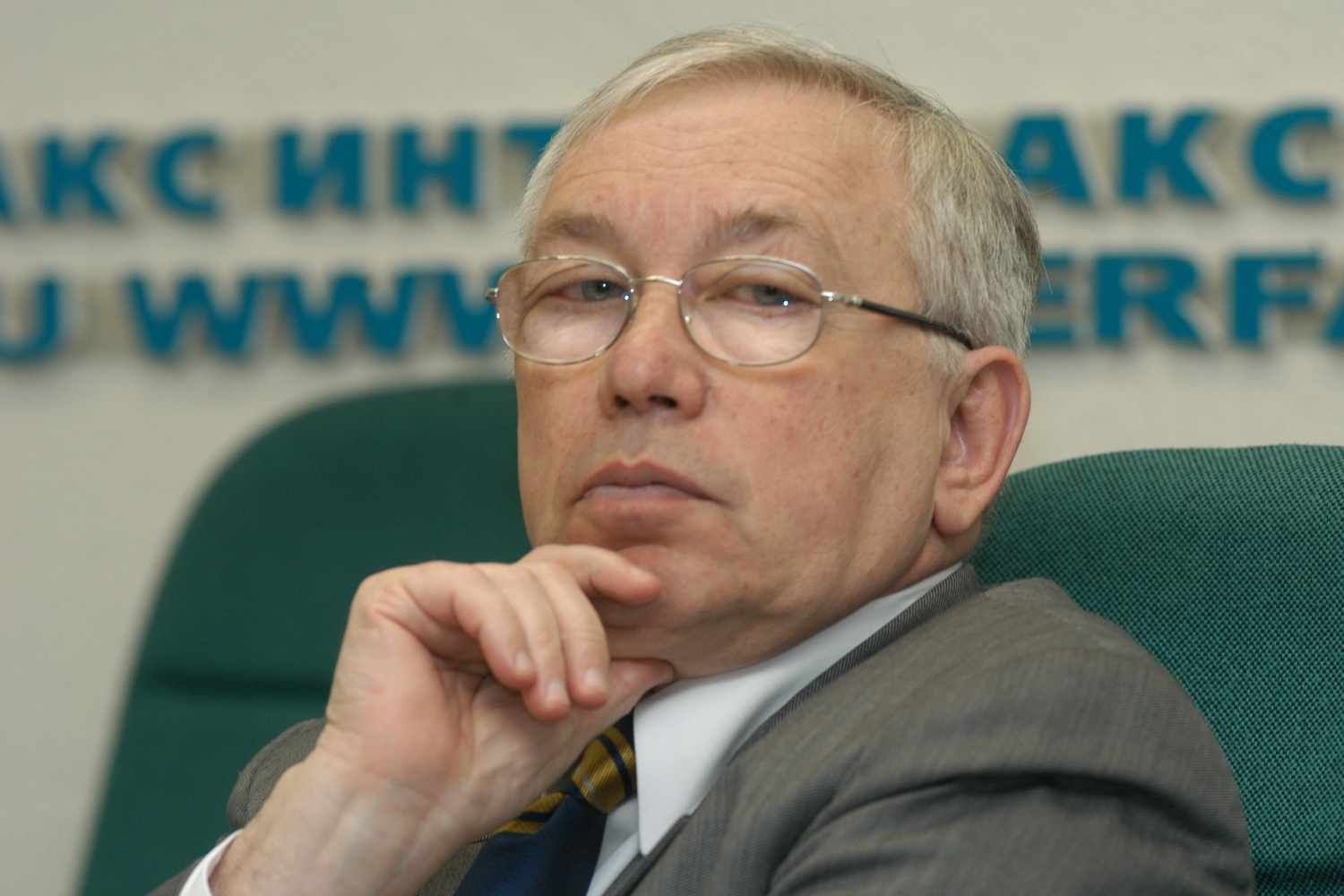 В феврале 2004 г. по предложению президента Владимира Путина новым уполномоченным был избран один из основателей партии «Яблоко», глава Паралимпийского комитета России, бывший посол в США и экс-вице-спикер Госдумы Владимир Лукин. Он отработал на этом посту два полных срока. Лукин запомнился тем, что наладил сотрудничество с Минобороны и МВД, подал в суд на главу ФСИН из-за удержания выплат инвалидам-колясочникам, раскритиковал закрытие волгоградской газеты из‑за публикации карикатуры на религиозную тему, а также вступился за арестованных после митинга на Болотной площади. Кроме того, в феврале 2014 г. омбудсмен стал посредником от России во время переговоров между украинским президентом Виктором Януковичем и вооруженной оппозицией в Киеве.