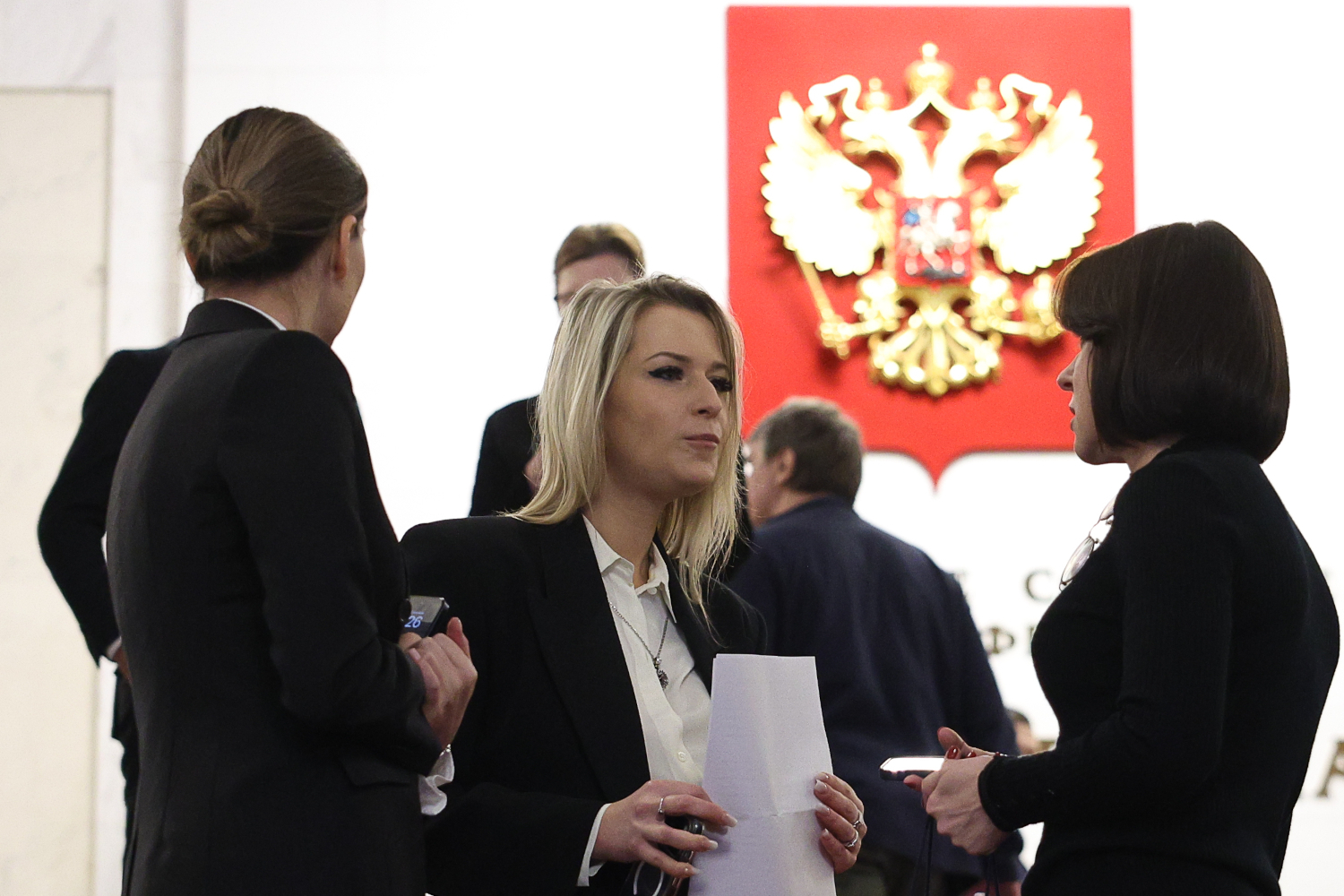 14 мая Госдума назначила председателя комитета по развитию гражданского общества, вопросам общественных и религиозных объединений Яну Лантратову («Справедливая Россия») на должность уполномоченного по правам человека. Лантратова сменила омбудсмена Татьяну Москалькову, которая провела на этом посту максимально возможные два срока. Кто еще был уполномочен защищать права человека в России – в галерее «Ведомостей».&nbsp;