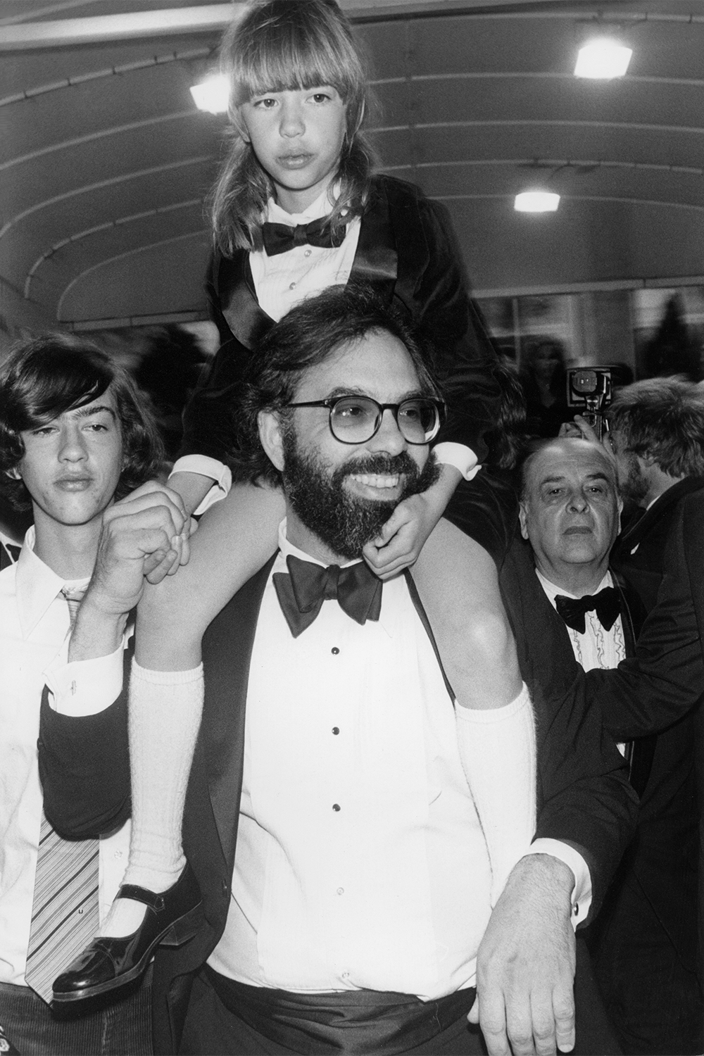 София Кармина Коппола родилась 14 мая 1971 г. в Нью-Йорке в семье кинематографистов Фрэнсиса и Элеоноры Копполы. Один из ее старших братьев – Джан-Карло – погиб в возрасте 22 лет в 1986 г., катаясь на скоростном катере. Другой – Роман – стал продюсером нескольких фильмов сестры. София Коппола также приходится кузиной актеру Николасу Кейджу и племянницей актрисе Талии Шайр. На фото: София Коппола с отцом и братом Романом, 1979 г.