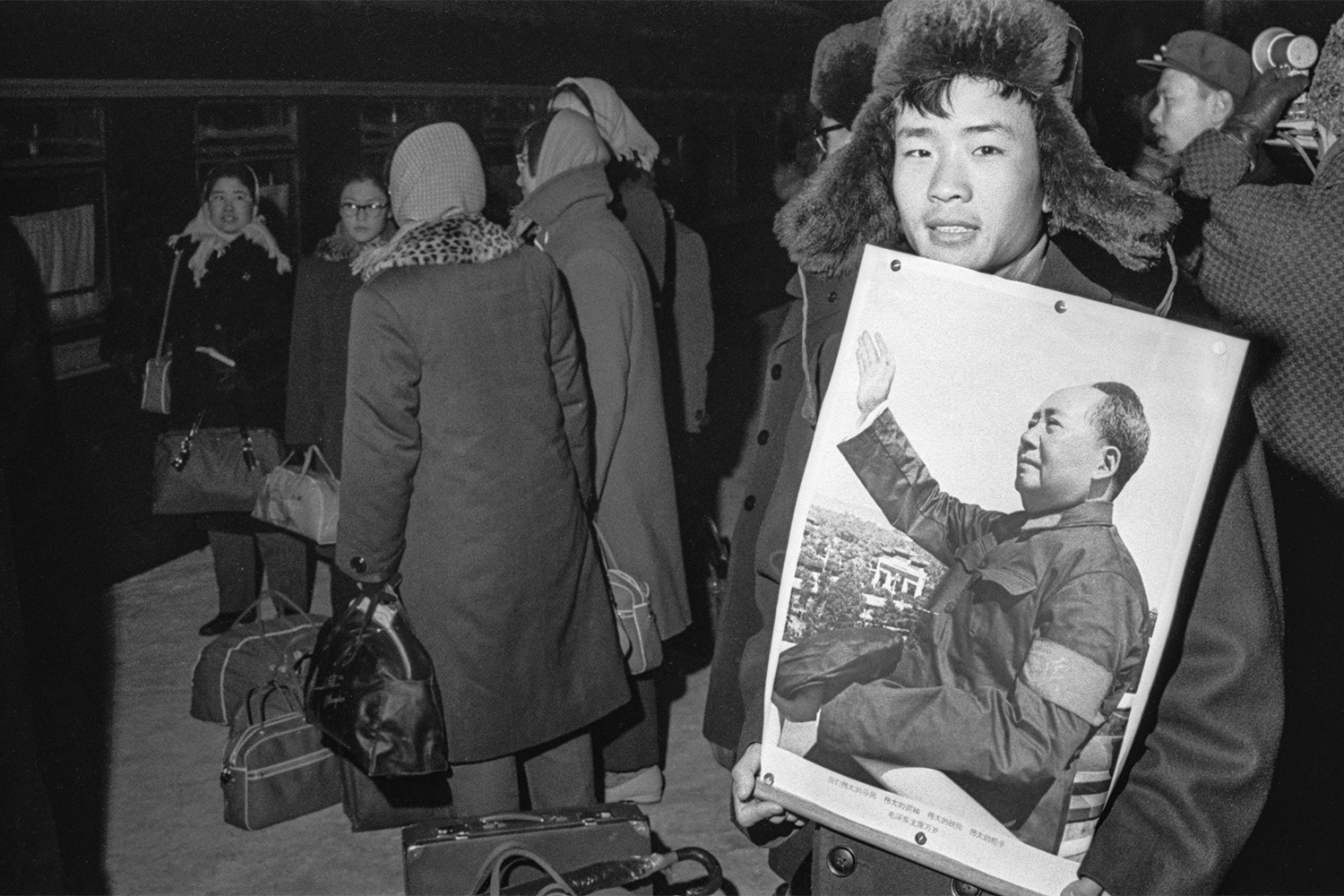 16 мая 1966 г. Компартия Китая во главе с Мао Цзэдуном приняла «Директиву 16.05» – первый официальный документ о развертывании «культурной революции». По официальной версии, Пекин стремился создать «нового человека» и искоренить «четыре пережитка»: старое мышление, наследие, привычки и обычаи. На практике запущенный Мао процесс привел к чистками внутри партии и массовым репрессиям интеллигентов – от школьных учителей до оперных див.&nbsp;