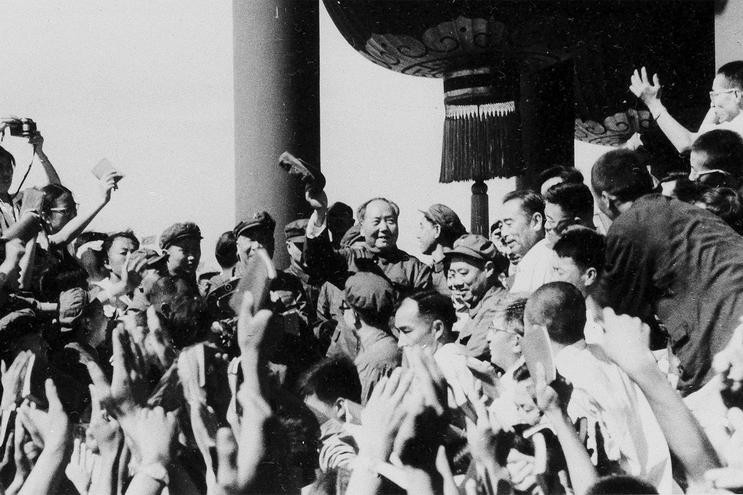 Мао Цзэдун начал кампанию против культуры и истории родной страны, чтобы сохранить влияние в партии. В то время Великий кормчий столкнулся с провалом «Большого скачка» (первые попытки коллективизации и индустриализации завершились экономическим кризисом и голодом в КНР) и охлаждением отношений с СССР (противоречия с Никитой Хрущевым привели к взаимным отзывам специалистов и пограничным столкновениям рядом с островом Даманский). Недовольные неудачами Мао партийцы сформировали оппозицию во главе с Дэн Сяопином и Лю Шаоци: они настаивали на курсе, который позже назовут китайской политикой «реформ и открытости». Но Мао был с ними не согласен. Чтобы избежать «реставрации капитализма» и либерализации экономики, он прибег к «кампании самокритики» и «культурной революции».На фото: Мао Цзэдун (в центре) на встрече с молодыми преподавателями и студентами.