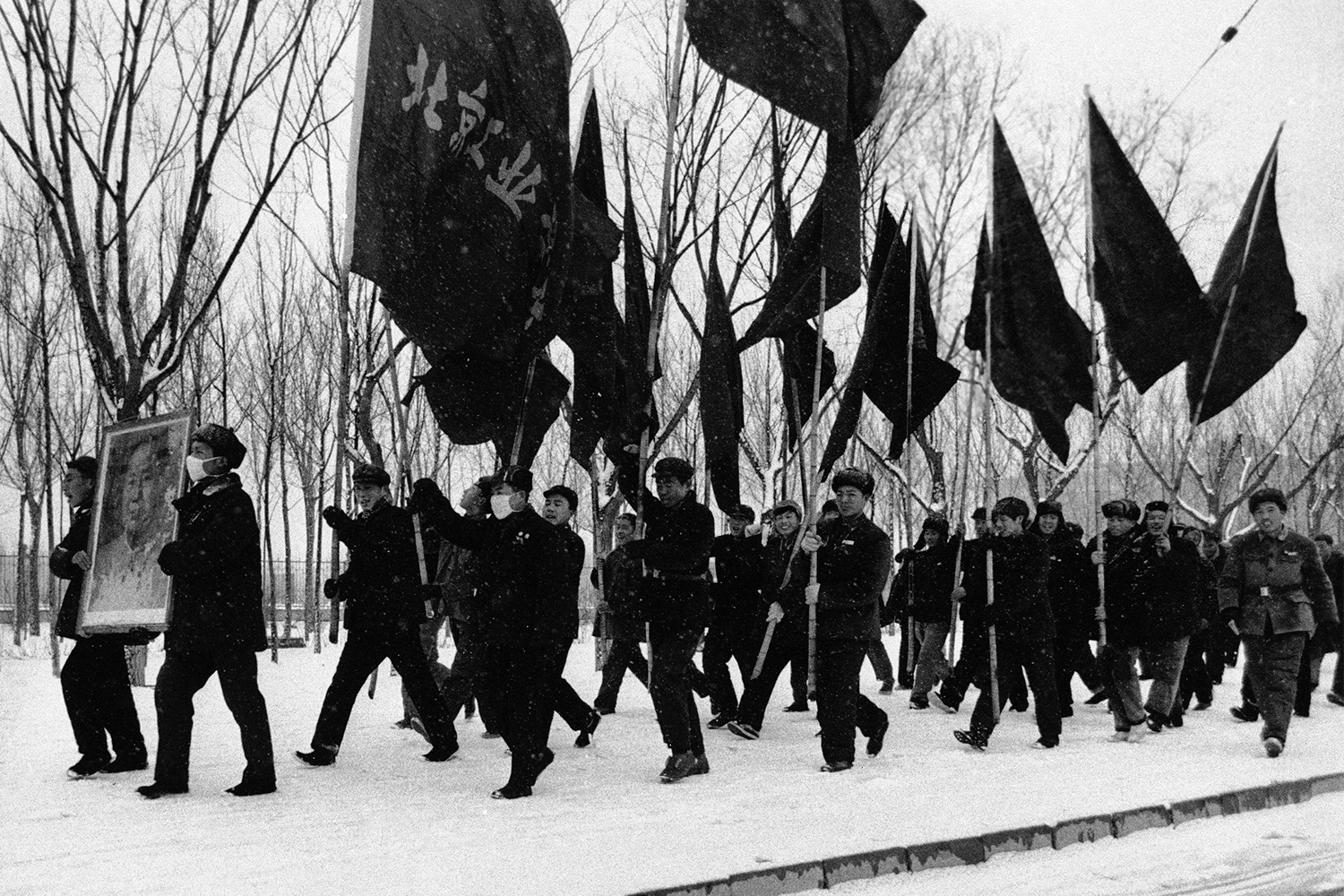 Бороться с носителями старой культуры начали молодые рабочие («цзаофани»), а также школьники и студенты («хунвейбины»). Власти объявили им каникулы примерно на шесть месяцев. В это время молодые люди носили красные повязки и организовывали расправы, которые часто приводили к человеческим жертвам (в течение всей революции не менее 400 000 смертей). Народная милиция получила приказ поддерживать, сочувствовать и информировать группы агрессивно настроенной молодежи, а министерство транспорта Китая по распоряжению центра организовывало им поездки по стране для «обмена опытом». По одной из версий, Мао Цзэдун опирался на подростков и молодых людей, поскольку силовики не обладали широкими полномочиями и не могли противостоять крупным партийным функционерам.