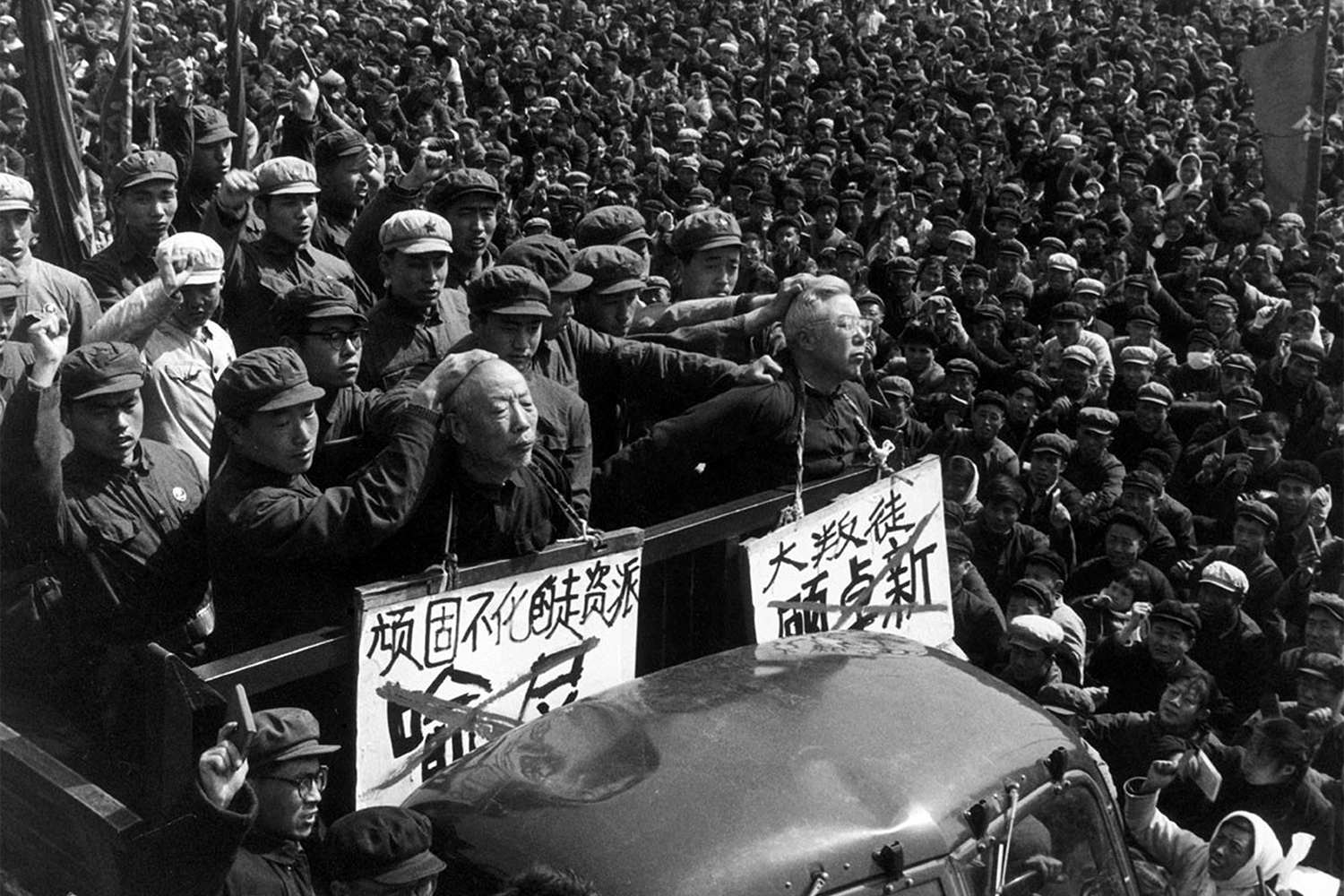 Только за один месяц – в августе-сентябре 1966 г. – «хунвейбины» изгнали из Пекина около 85 000 горожан и представителей элиты. Многие прошли через пытки и унижения: вчерашний цвет нации обривали, обливали отходами или кипятком, заставляли носить шутовские колпаки и позорные таблички, а также часами стоять «самолетиком» (на коленях и с вывернутыми в небо руками). Во время экзекуций им пели песню с такими словами: «Надо опустить голову и признать свою вину». Больше всего пострадали школьные учителя и преподаватели вузов, по службе общавшиеся с новыми «красными охранниками». «Некоторые [профессора] не выдерживают собраний, критики и борьбы, начинают плохо себя чувствовать и умирают, скажем прямо, в нашем присутствии. Я не испытываю ни капли жалости к ним», – написал в стенгазете один из студентов города Сямынь (Фуцзянь).