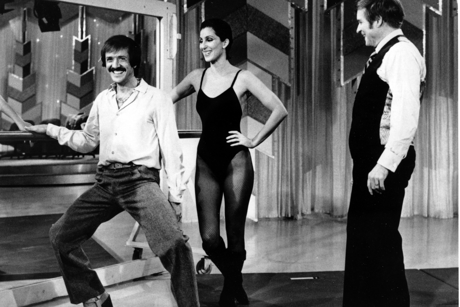 В январе 1974 г. Шер получила премию «Золотой глобус» за лучшую женскую роль на ТВ в собственном шоу. В следующем месяце Сонни подал на развод, сославшись на «непримиримые разногласия». Через неделю певица направила встречный иск, обвинив его в «принудительном труде» и удержании ее законной доли доходов. Их шоу было закрыто в апреле 1974 г. В 1975-м супруги развелись, сохранив дружеские отношения, после чего певица сосредоточилась на сольной карьере. В 1998 г. Бонно погиб в результате несчастного случая на лыжах.