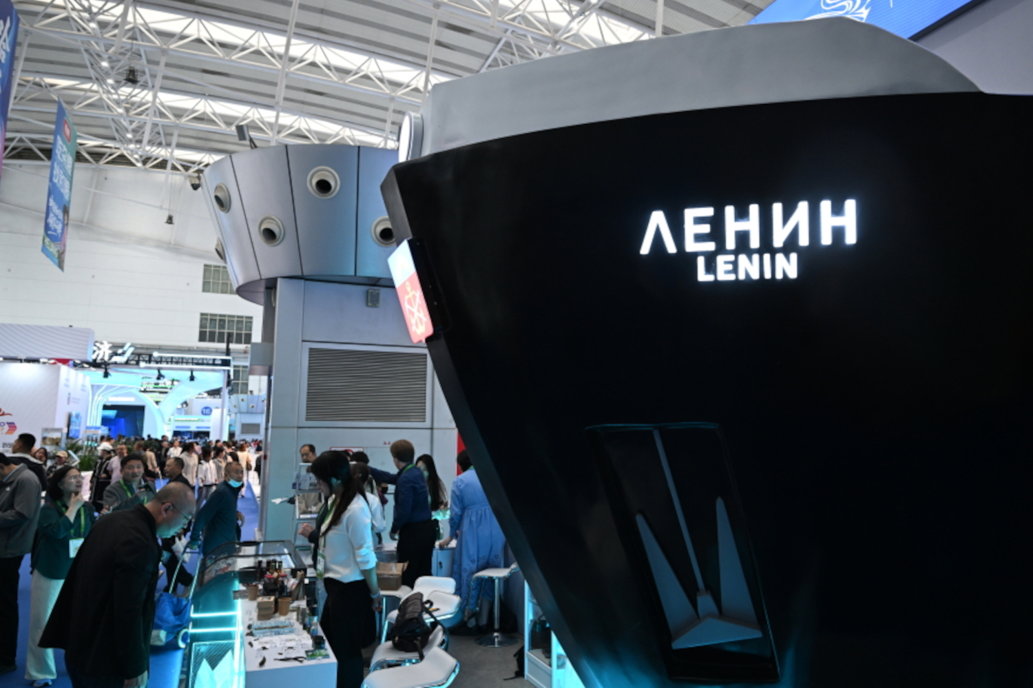 В Мурманской области при подготовке стенда не забыли, что Китай остается коммунистической страной, и выполнили его в виде ледокола «Ленин». В СССР первый в мире надводный корабль с атомной установкой считался символом покорения Северного морского пути, что и сейчас остается актуальной темой отношений между Россией и Китаем.