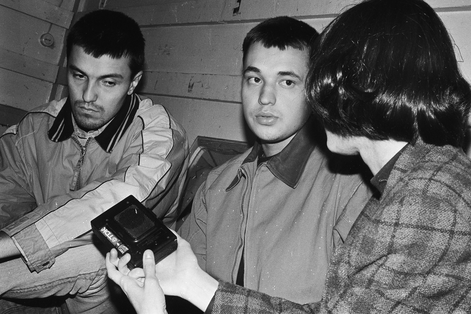 В итоге Жуков стал студентом Самарского государственного института искусств и культуры. В новом городе он устроился ведущим на радиостанцию «Европа плюс», где познакомился с Алексеем Потехиным (на фото слева). Их объединила любовь к евродэнсу – на тот момент малоизвестному в России жанру. Вскоре коллеги создали группу, получившую название «Дядюшка Рэй и компания» в честь солиста 2 Unlimited Рэя Слэйнгарда. В декабре 1994 г. Жуков и Потехин переехали в Тольятти: там на студии они записывали песни, а для радиоэфиров ездили в Самару.