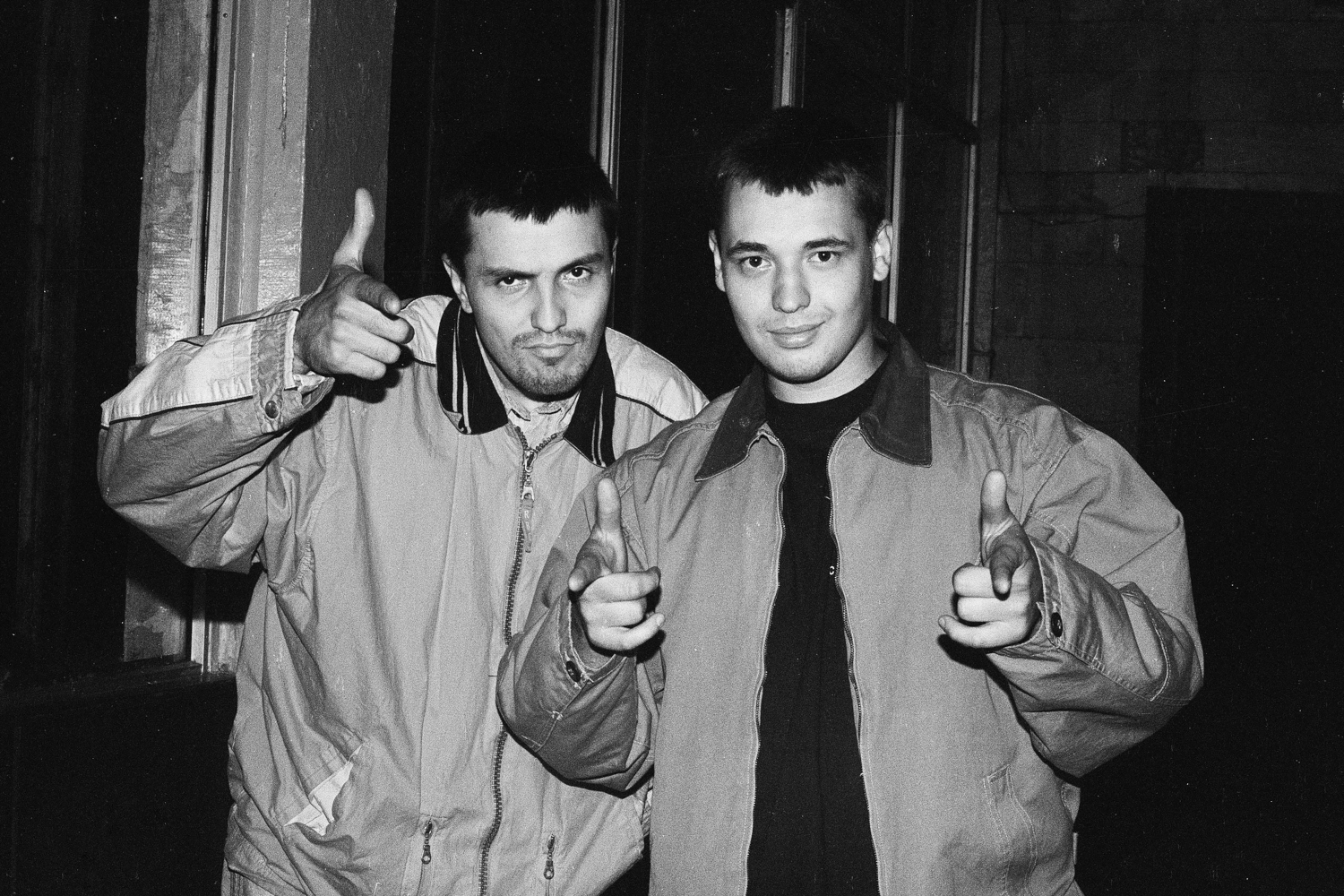 В 1995 г. дуэт обосновался в Москве. Попав в столицу, музыканты передали на радио кассету с несколькими композиция, на которой была подпись: «Эта музыка заставит вас поднимать руки вверх». Через неделю запись попала к диджеям Ольге Максимовой и Константину Михайлову. Они поставили ее в своем шоу песню «Доброе утро» и объявили: «Молодая группа “Руки вверх!”». Название так и закрепилось.В 1996 г. Жуков и Потехин познакомились с продюсером Андреем Маликовым, после чего к команде присоединилась сессионная вокалистка Елизавета Роднянская – она исполнила женские партии в хитах «Двигай телом», «Песенка» и других. Успех пришел в 1997-м после выхода песен «Малыш» и «Студент», которые возглавили хит‑парад «Русская горка» на «Русском радио».