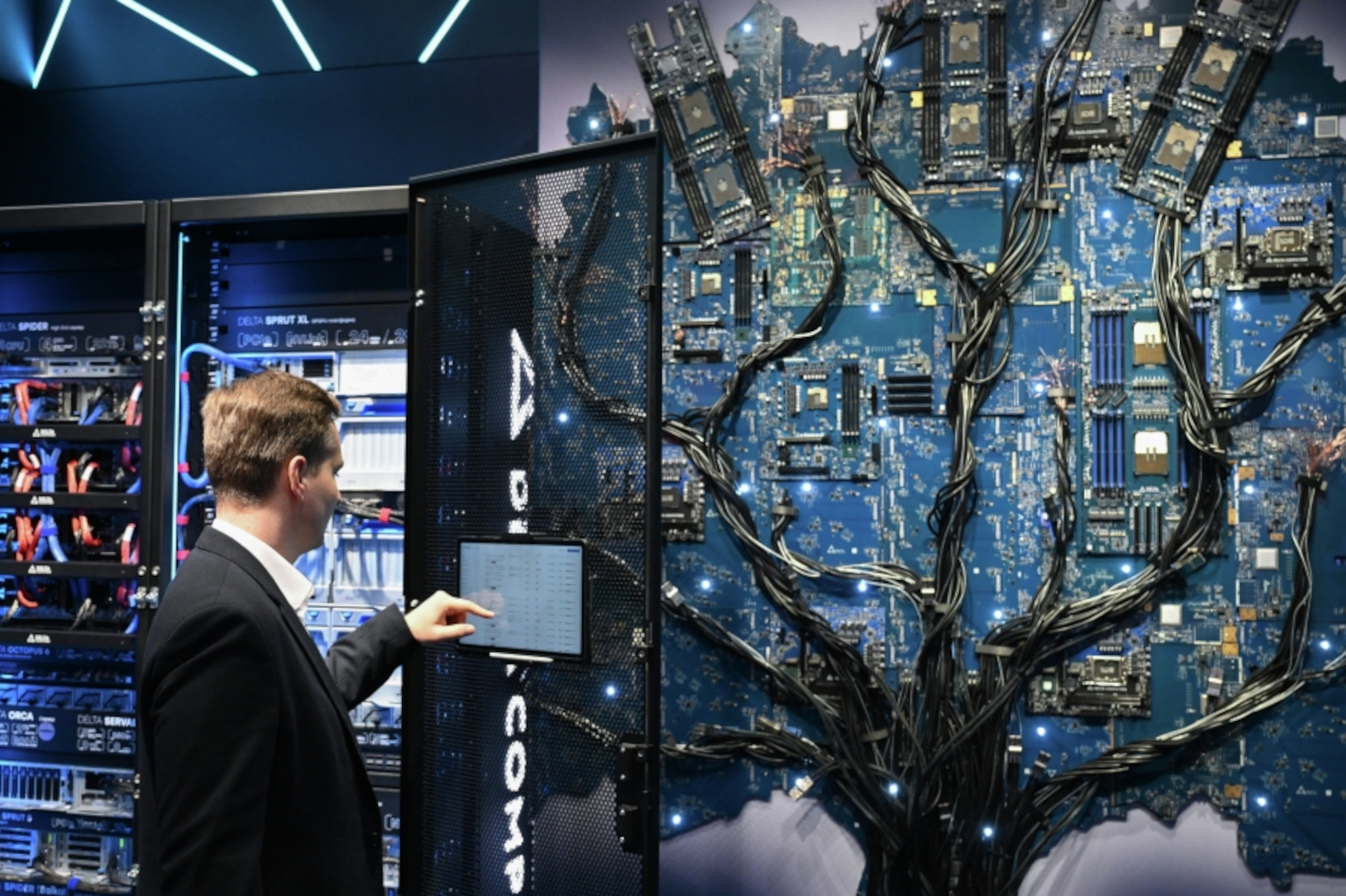 Производитель серверного оборудования и систем хранения Delta Computers известен мини-ПК «Бобер», а на ЦИПР предстаивил интерактивную инсталляцию с деревом из проводов.