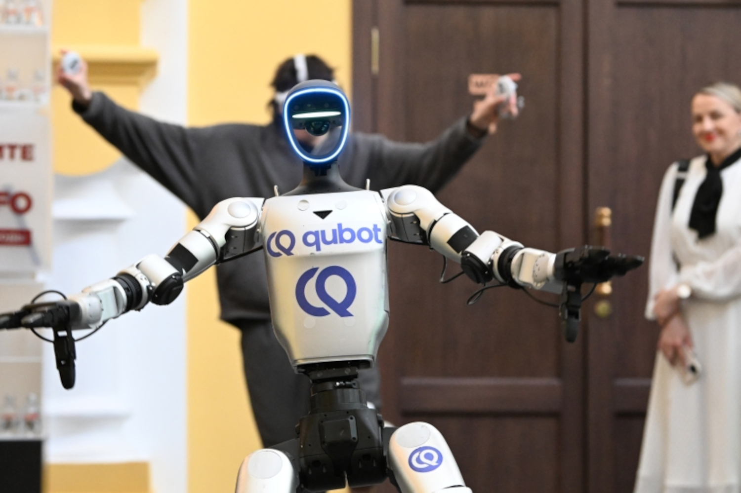 Многие компании привезли на ЦИПР роботов. Например, интерактивный шоурум Qubot&nbsp;развлекает гостей конференции гуманоидами (на фото), а «Корпорация роботов» – роботособакой.