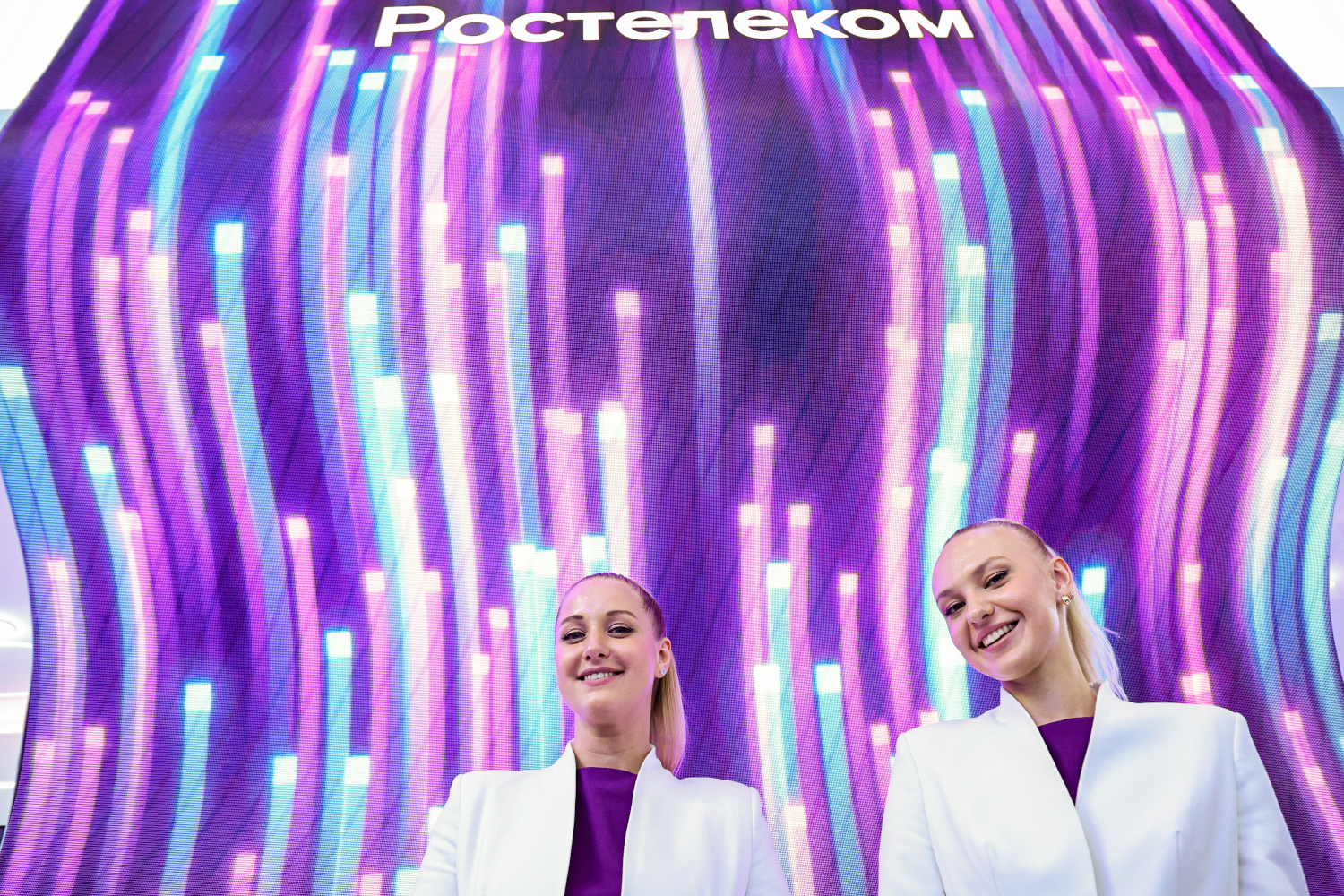 На ЦИПР «Ростелеком» представил отечественные решения для смарт-ТВ и продемонстрировал прототипы телевизоров со встроенным мини-компьютерами и выходом в интернет. В итоге его стенд заполняют современные экраны.