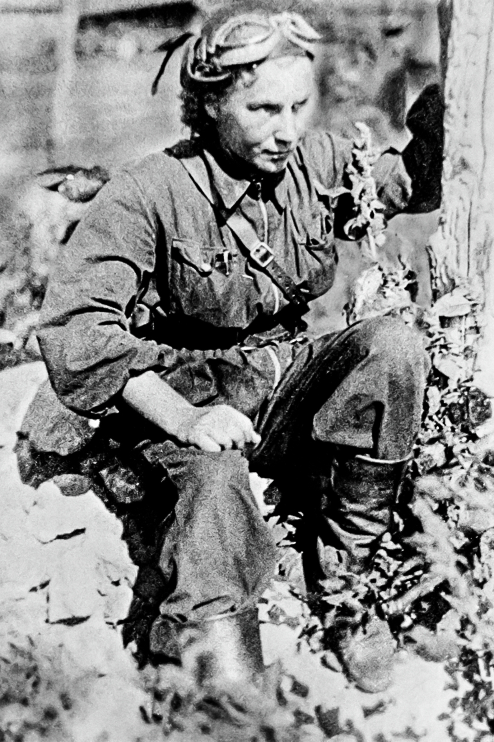 Военная летчица Лидия Литвяк (на фото) родилась в Москве 18 августа 1921 г. В годы войны защищала Сталинград (ныне – Волгоград) и стала самой результативной женщиной-пилотом Второй мировой. На фронте ее знали под романтическим прозвищем «Белая лилия» (такой цветок механики нарисовали на капоте ее истребителя). Была замужем за коллегой – пилотом и Героем Советского Союза Алексеем Соломатиным (погиб на войне в возрасте 22 лет). В 21 год Лидия Литвяк тоже не вернулась из боя. Она погибла над Миус-фронтом.  