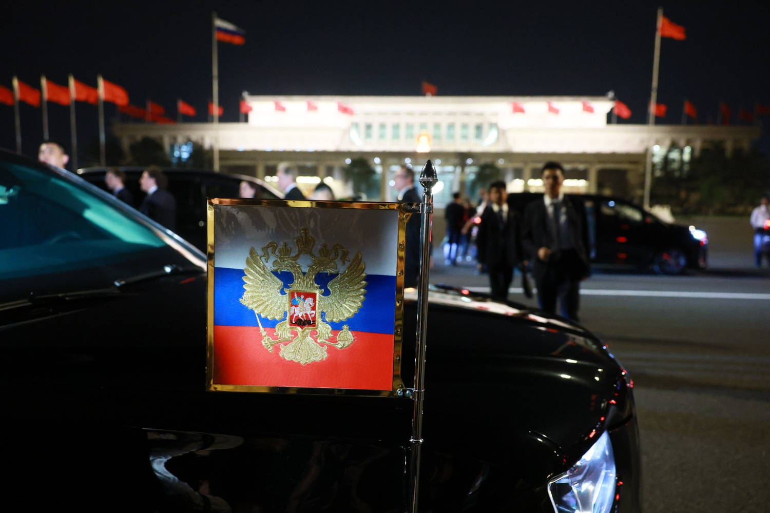 С 19 по 20 мая президент России Владимир Путин находится в Китае с официальным визитом. Поездка приурочена к 25-летию подписания Договора о добрососедстве, дружбе и сотрудничестве между Россией и Китаем и 30-летию установлению стратегического взаимодействия. Как ожидается, по ее итогам страны подпишут около 40 соглашений. Как проходит визит российского лидера в КНР – в галерее «Ведомостей».