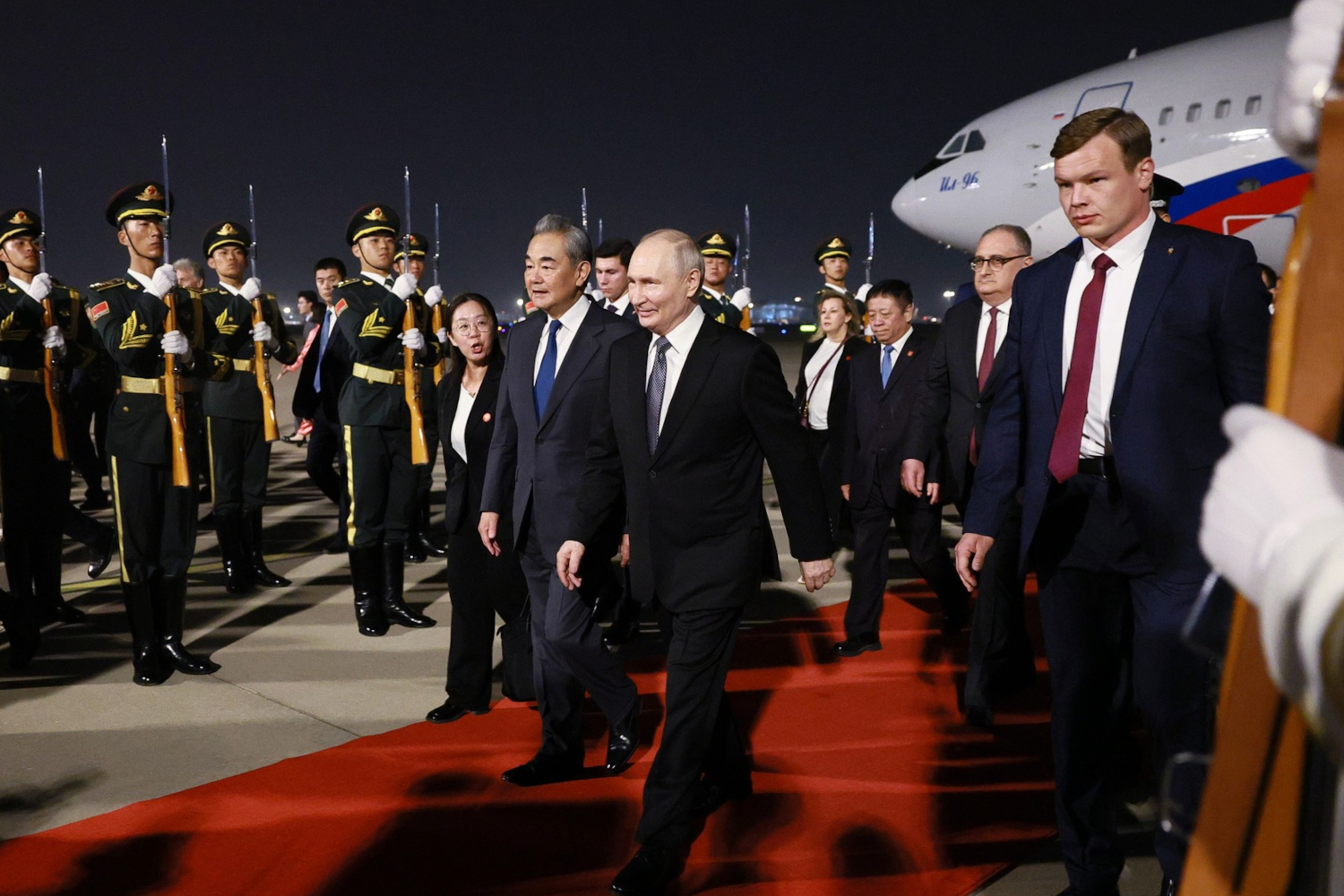 Владимир Путин прибыл в Пекин 19 мая поздно вечером. Самолет президента приземлился в 23:20 по местному времени (18:20 мск) в аэропорту «Шоуду», где его встречал министр иностранных дел КНР Ван И. Российского лидера также приветствовал почетный караул и школьники с национальными флажками, которые скандировали «Добро пожаловать». После этого Владимир Путин отправился в резиденцию Дяоюйтай.