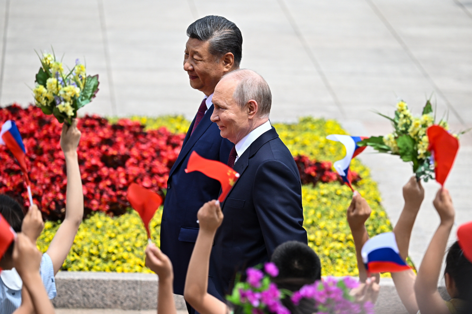 По словам Владимира Путина, в тесном формате страны коснулись экономических тем и вопросов энергетики. Торговый оборот между Россией и Китаем за 25 лет вырос более чем в 30 раз и превышает $200 млрд, напомнил российский лидер. В приоритете – проекты в промышленности, сельском хозяйстве, транспорте и высокие технологии.