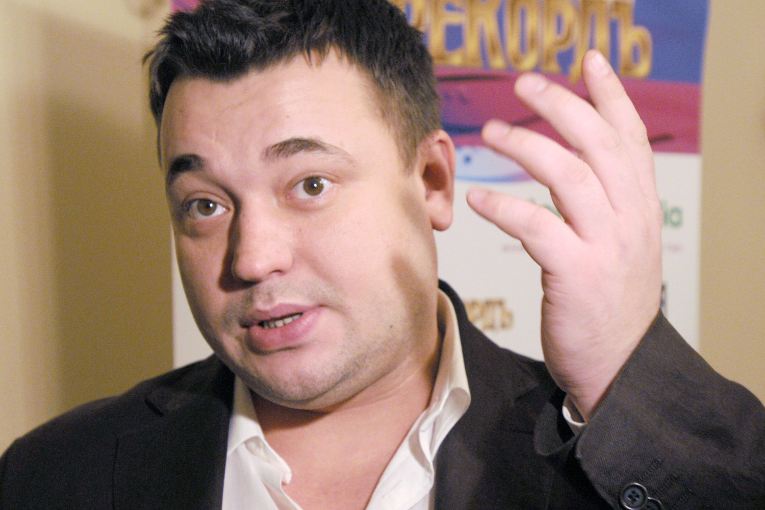 В 2006 г. группа официально распалась. По словам Жукова, они с Потехиным «просто друг друга съели». Жуков продолжил выступать под названием «Руки вверх!», а Потехин основал «Поднимаем руки вверх» (позже – «Потехин бэнд»). «Нас всю жизнь называли колхозниками. Считали, что наша музыка ужасна, опасна, примитивна. Критики говорили: “Как это можно вообще слушать?” Проходит 30 лет, в следующем году группе 30 лет, и уже говорят, наоборот, что это наше достояние, это наша легенда. Это, конечно, странно. Но я считаю, что в нашей стране как раз нужна простая понятная музыка для души и для людей», – отмечал в одном из интервью Жуков.