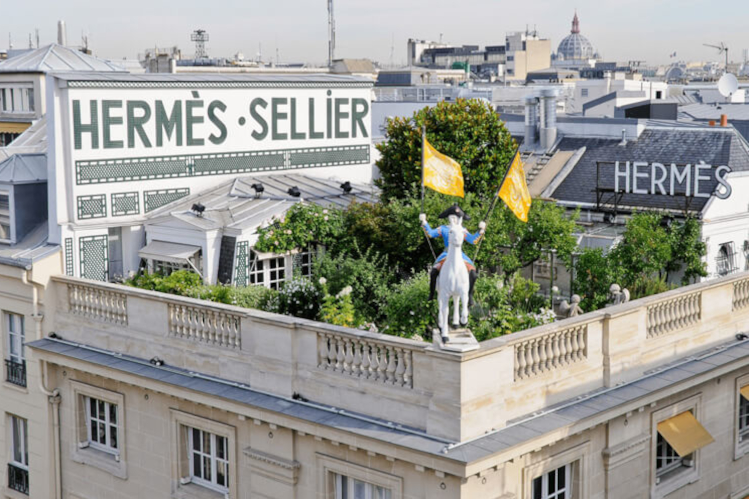 Модный дом Hermes завел пасеку на крыше флагманского магазина в Париже в память о трудностях Второй мировой войны. Во время немецкой оккупации многие французы страдали от нехватки продуктов и превратили крыши в огороды. Семья Эрмес выращивала картофель, но сейчас заменила грядки на изящный сад с пчелами (на фото). Пасеки также организованы на крыше штаб-квартиры Google в калифорнийском Маунтин-Вью (США) и в европейском подразделении поисковика в Ирландии. Полученный мед подают в корпоративных кафе технологической корпорации.