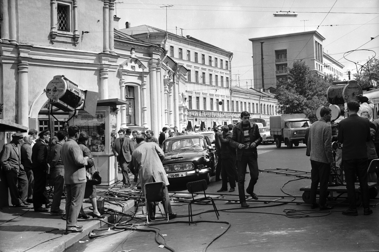 Эльдар Рязанов не раз отмечал, что Иннокентий Смоктуновский привнес в образ главного героя множество собственных черт. Так, эпизод с угоном «Волги» у табачного ларька долго не давался актеру. По сценарию, Деточкин должен был нагло врать прохожему, просившему довезти его до вокзала. Но Смоктуновский, человек принципиальный и честный в жизни, просто не мог убедительно сыграть наглую ложь – его натура сопротивлялась. В одном из дублей актер отступил от сценария и честно сказал: «Я угоняю этот автомобиль». Импровизация оказалась настолько органичной, что Рязанов включил дубль в финальную версию фильма. На фото: съемочная группа во время постановки сцены угона машины Димы Семицветова.